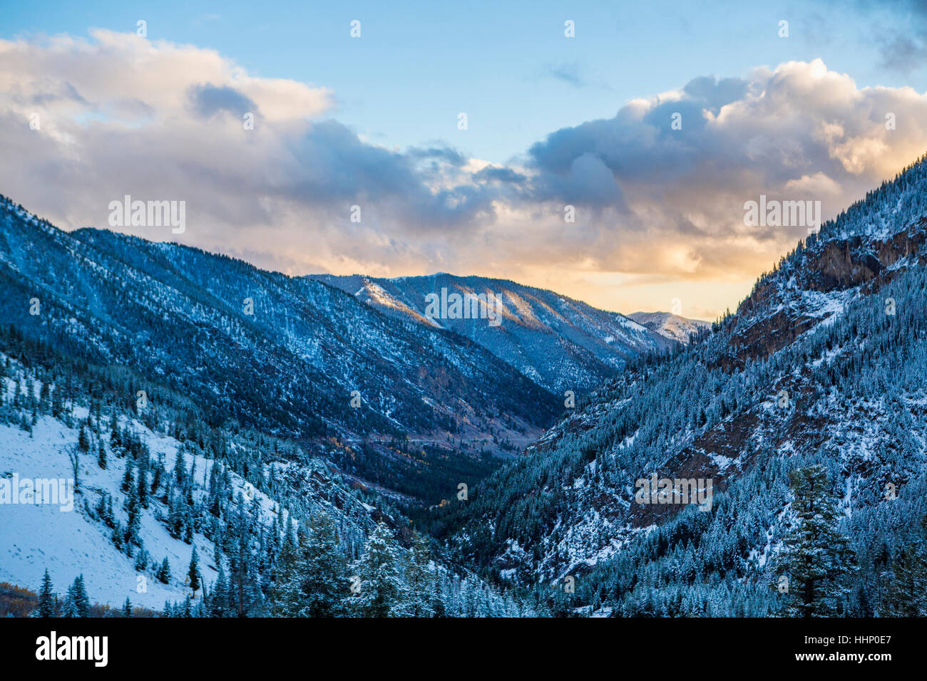 Schnee im Tal bei Sonnenuntergang Stockfoto