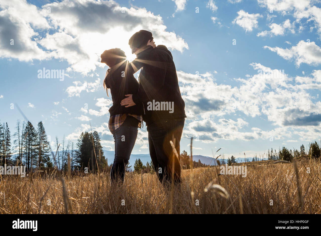 Kaukasische paar küssen im sonnigen Feld Stockfoto