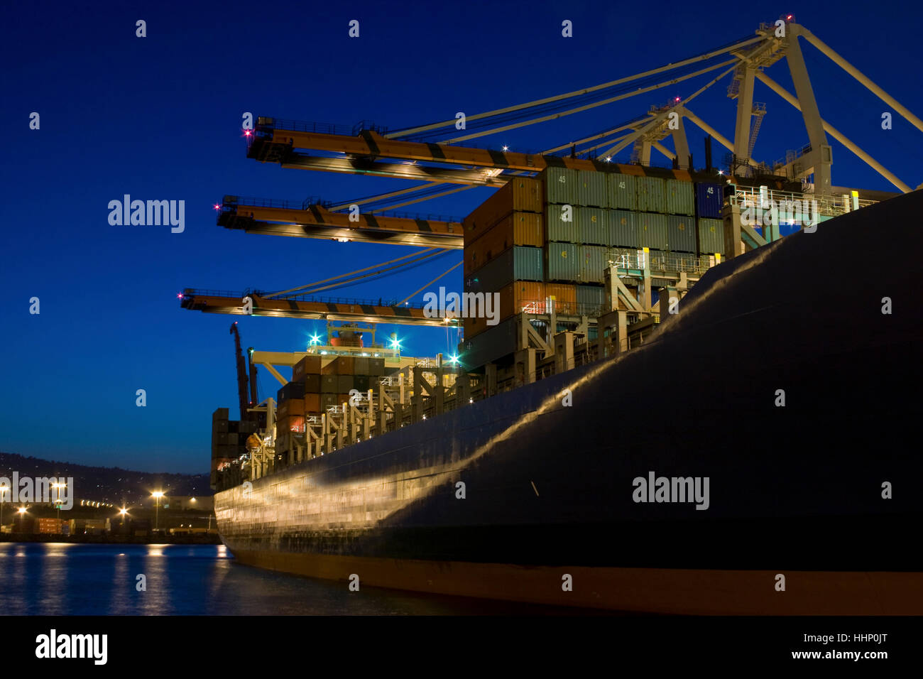 Luftfracht-Container auf Frachter im Hafen bei Nacht Stockfoto