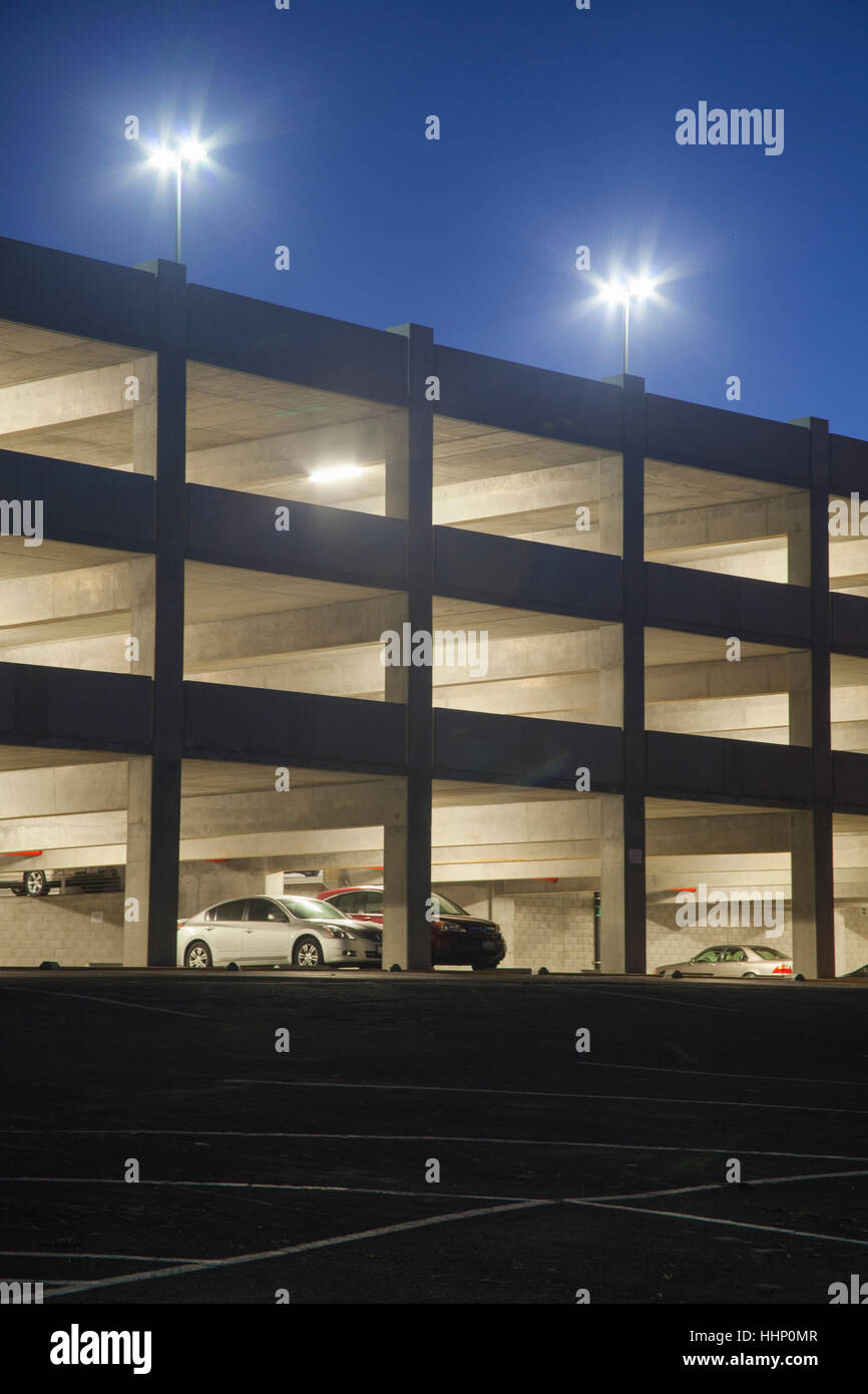 Autos im Parkhaus in der Nacht Stockfoto