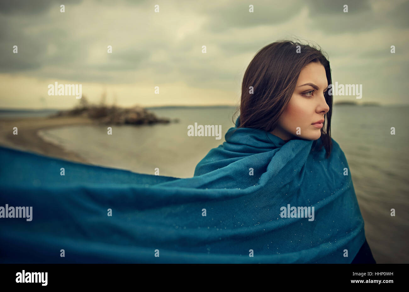 Wind weht die blaue Decke des kaukasischen Frau am Strand Stockfoto