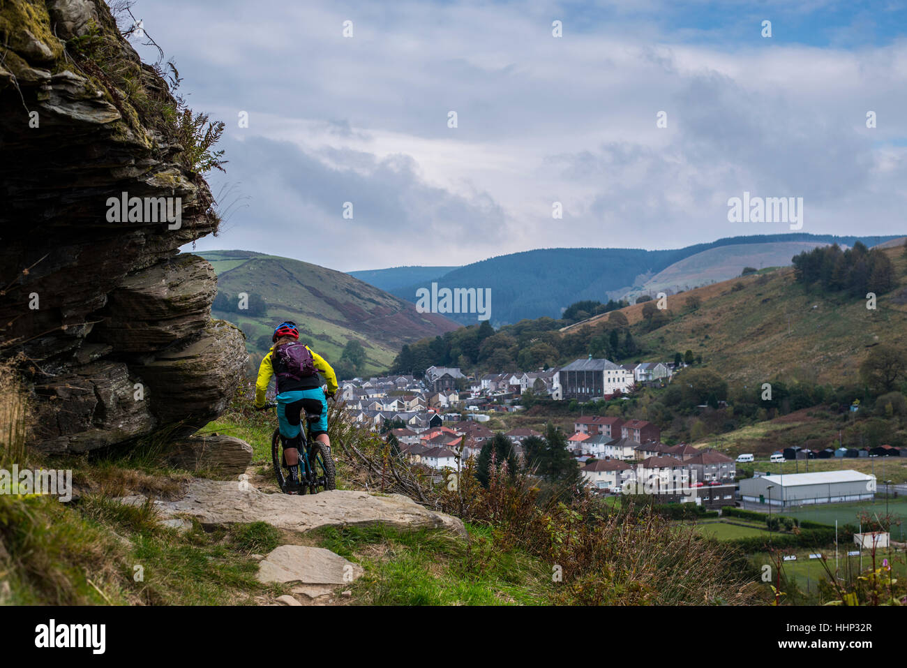 Ein weibliche Mountainbiker reitet ein Trail am Glyncorrwg im Afan Tal in Südwales. Stockfoto