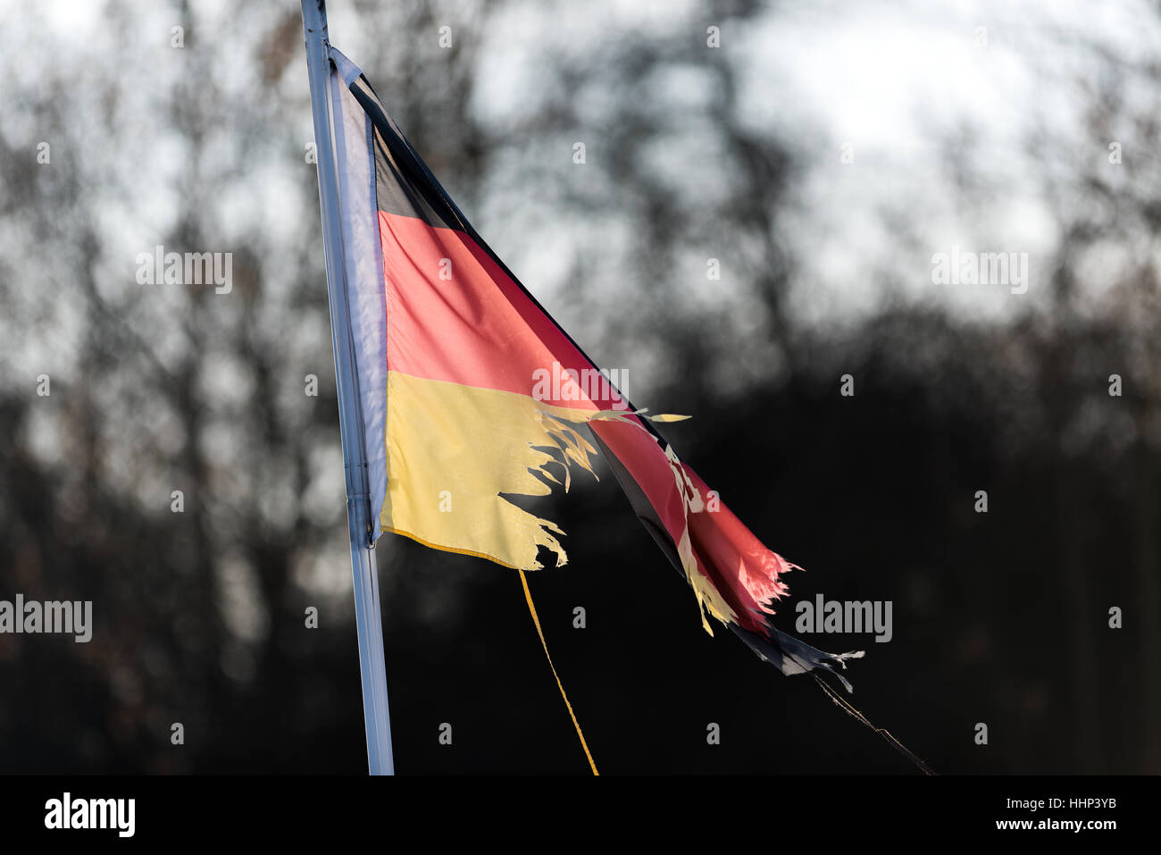 Flagge Deutschland, Fahne Deutschland, zerrissen, zerrissen, gebrochen. Symbol, symbolisch, Leistung, staatliche, Krise. Macht Krise, schwarz rot Gold, G Stockfoto