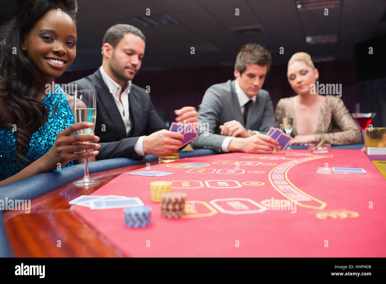 leute-sitzen-am-poker-tisch-im-casino-hhp40b.jpg