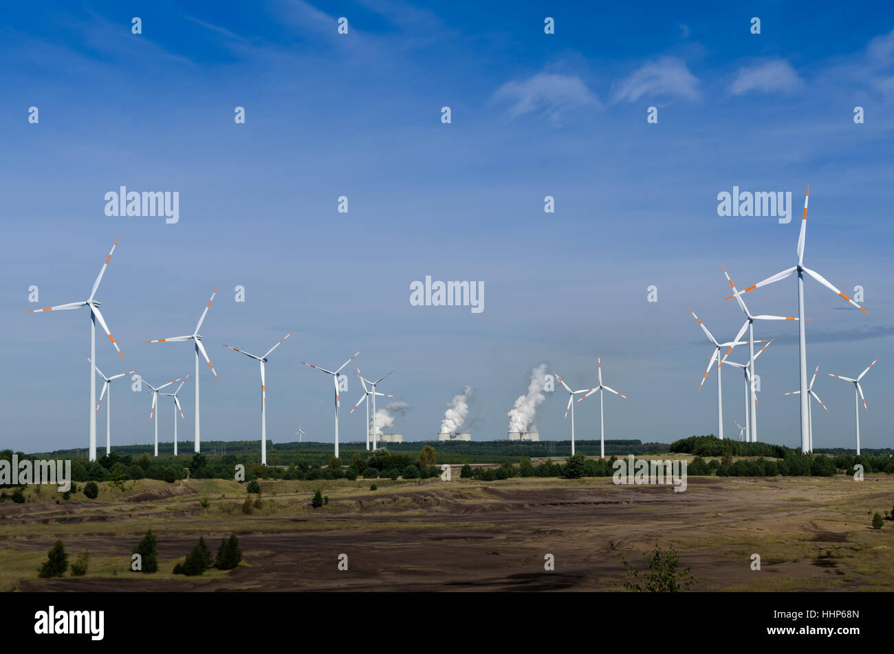 Windkraftanlagen vor einem Kohlekraftwerk Stockfoto