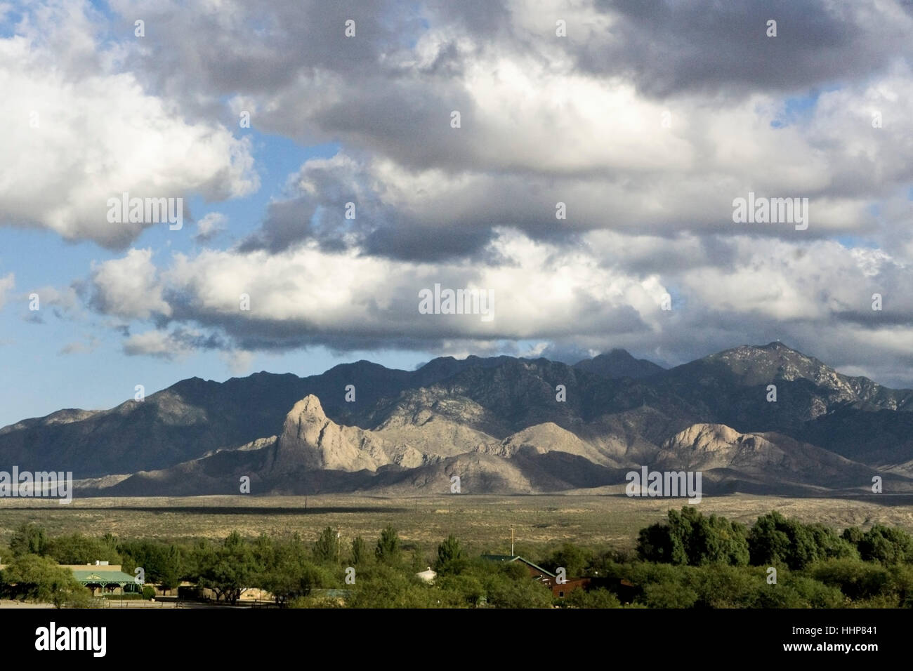 Sonne & Schatten von schnell bewegten Wolken kurz Profil Elefanten Head Rock Formation über das Tal auf den unteren Hang Sant Cruz Mountains Arizona Stockfoto