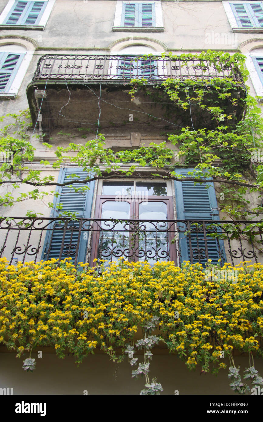 Balkon mit reicher Blumenschmuck in desenzano Stockfoto