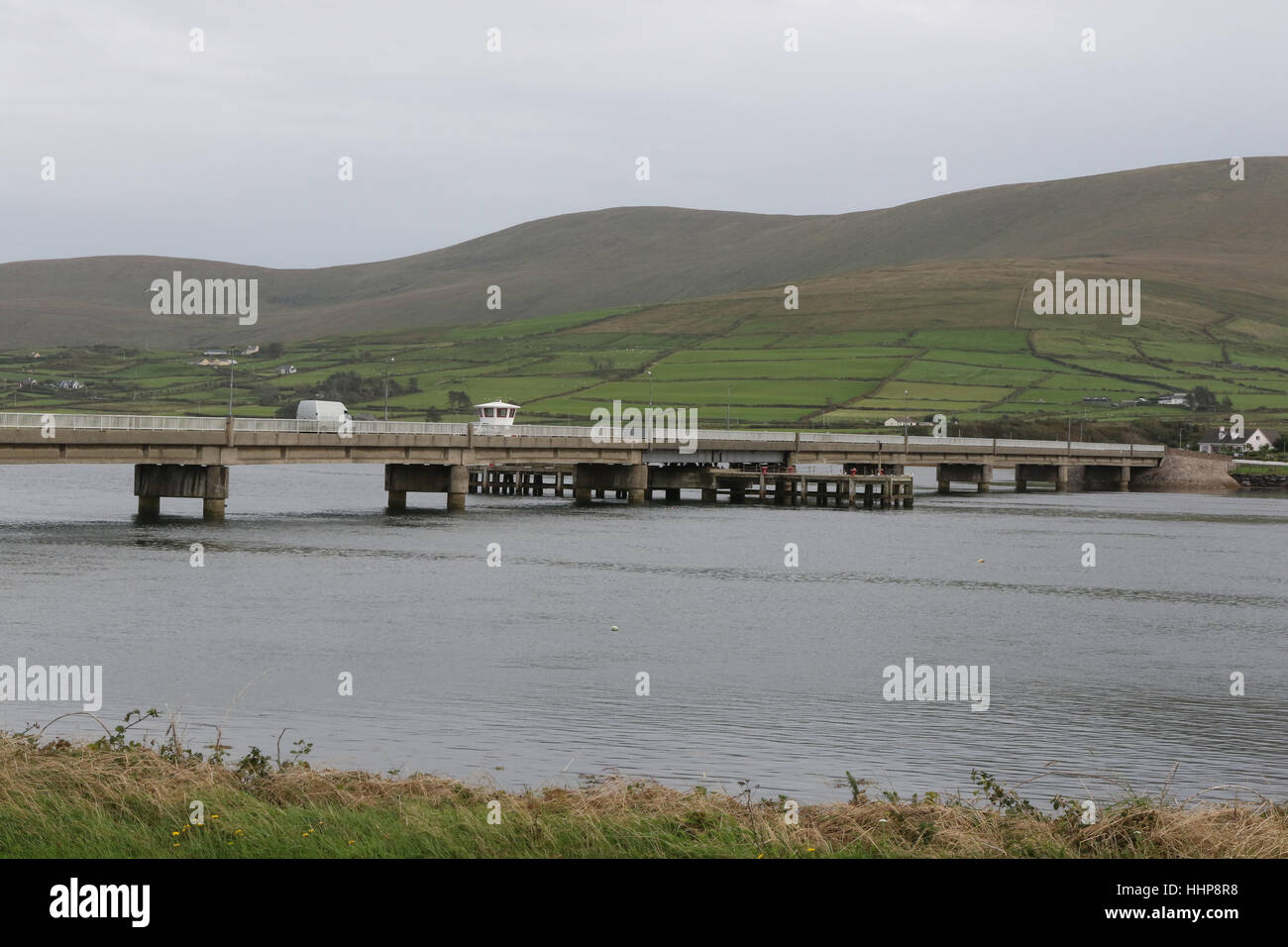 Die Straßenbrücke zwischen Valentia Island und Portmagee, County Kerry, Irland. Die Aussicht ist von Valentia Island Portmagee. Stockfoto