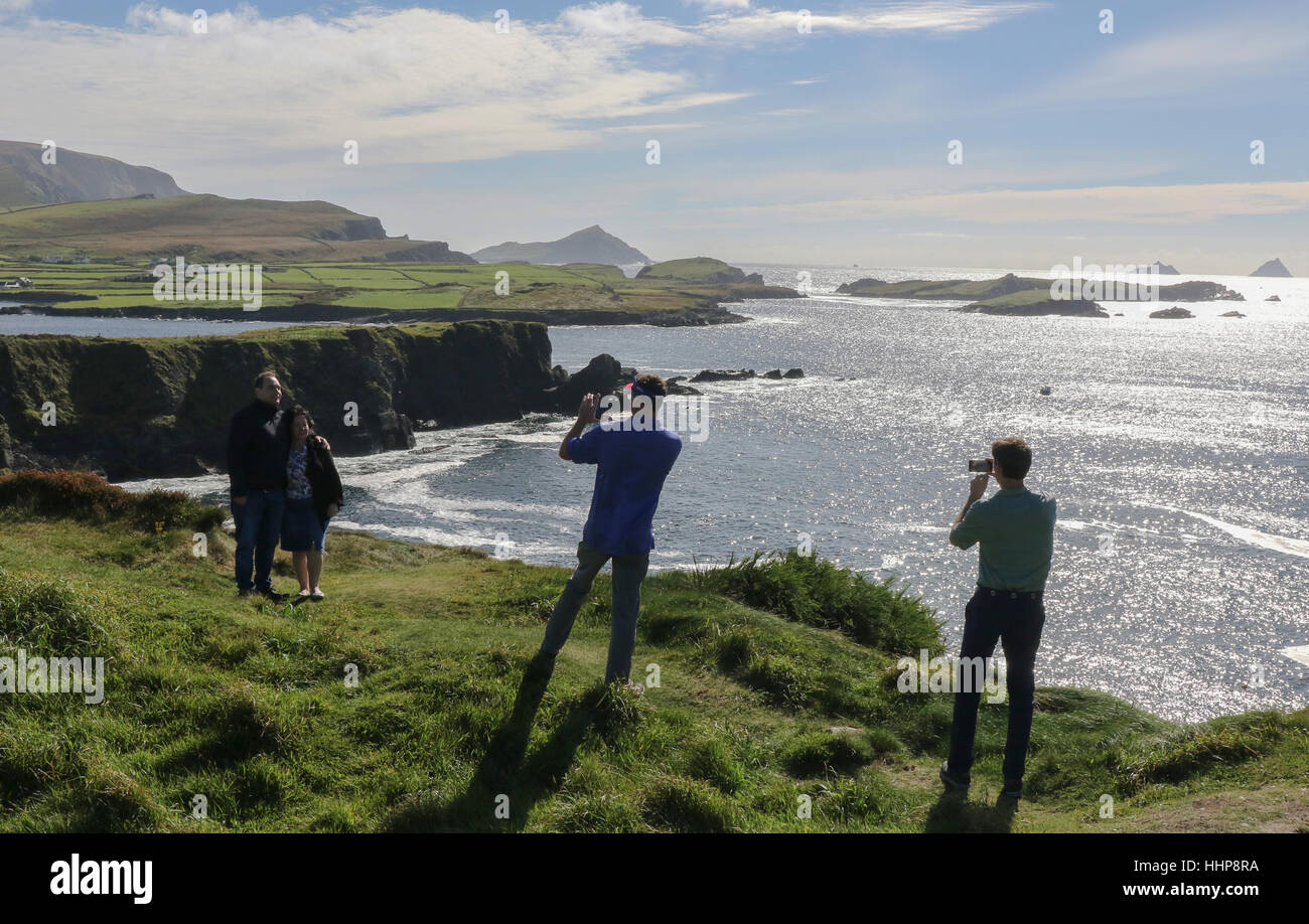 Touristen fotografieren in Irland auf den Klippen bei Foilhommerum Bay County Kerry. Ihre Fotos werden von anderen Touristen mit Handys. Stockfoto