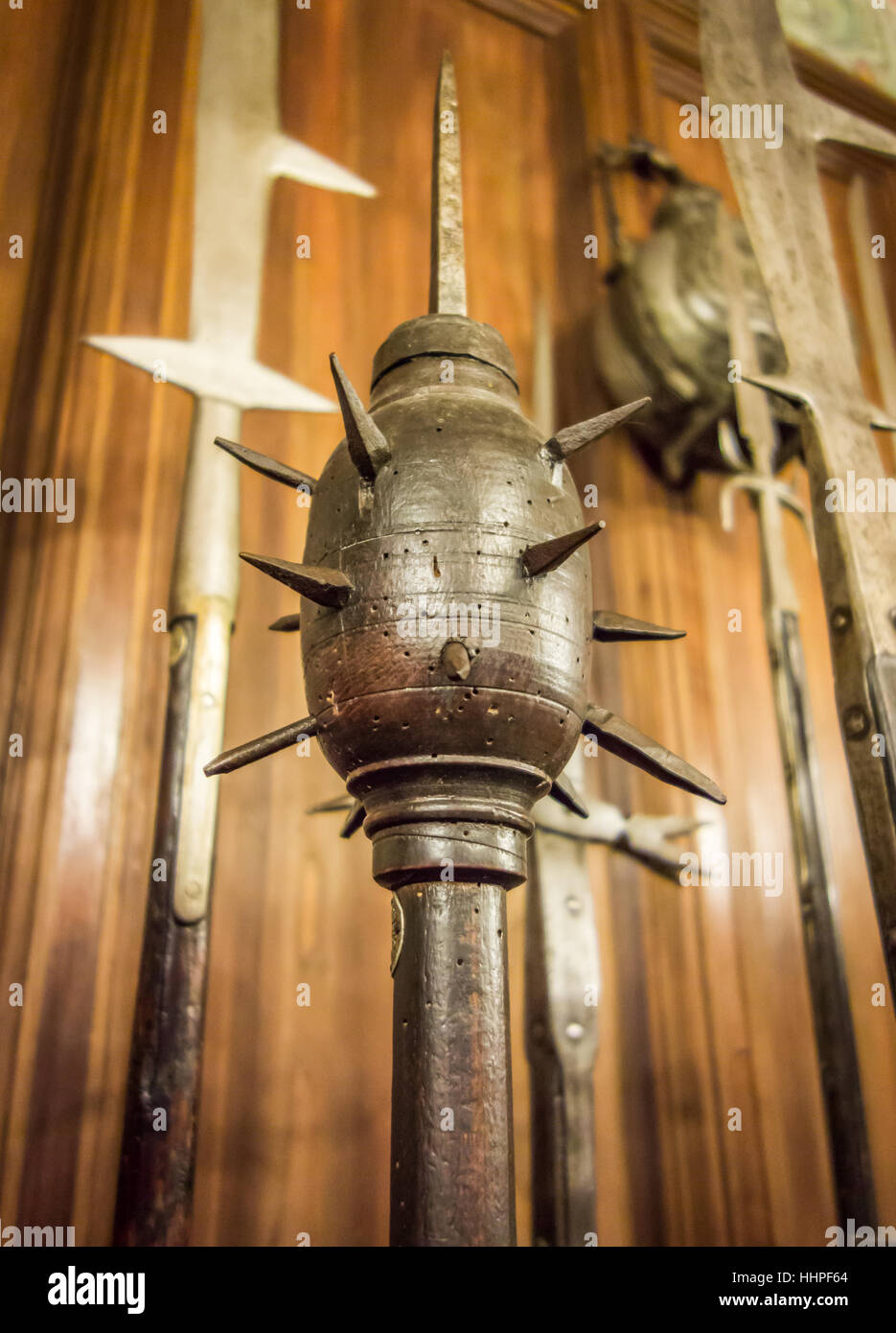 Nahaufnahme einer mittelalterlichen Waffe bekannt als ein Morgenstern (Spike Club oder Keule, ähnlich wie eine Keule). Stockfoto