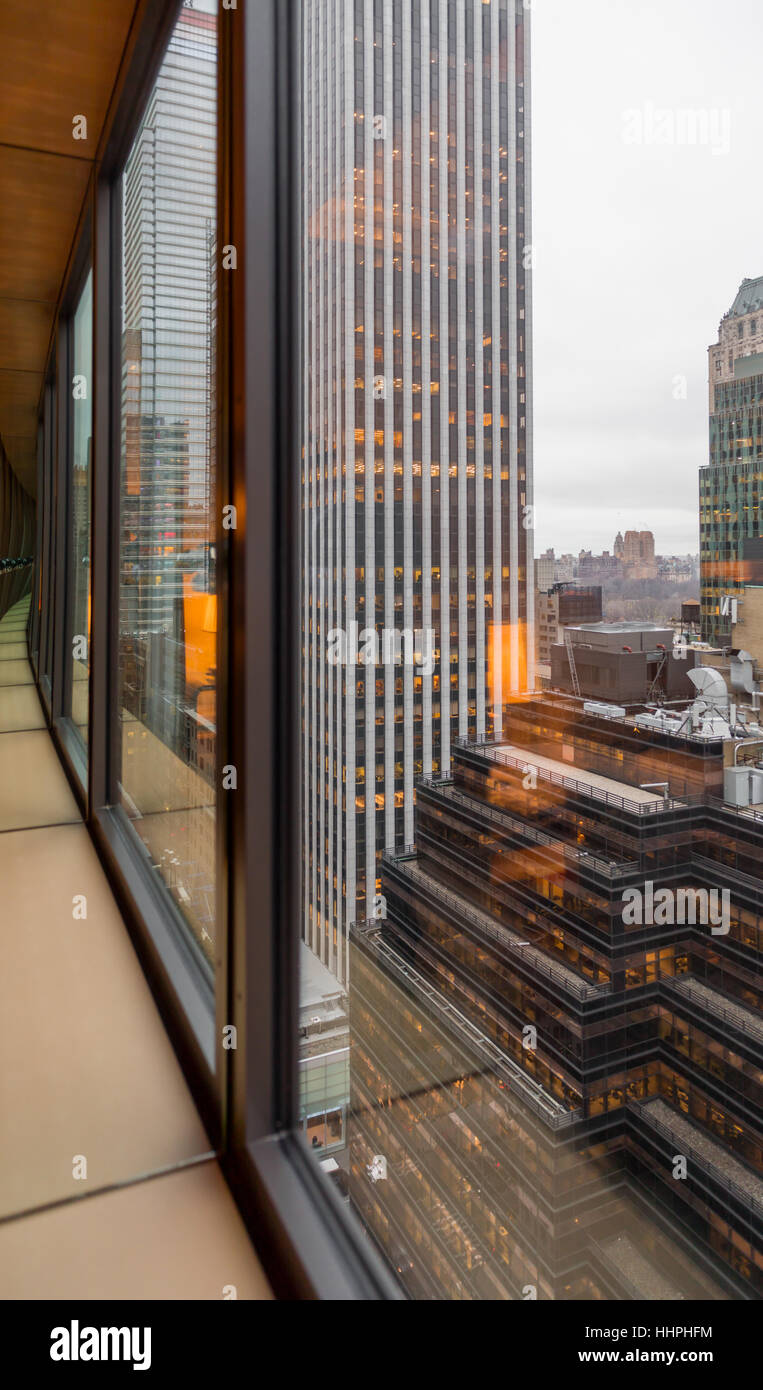 NYC Skyline Blick mit Spiegeln und und Windows Stockfoto