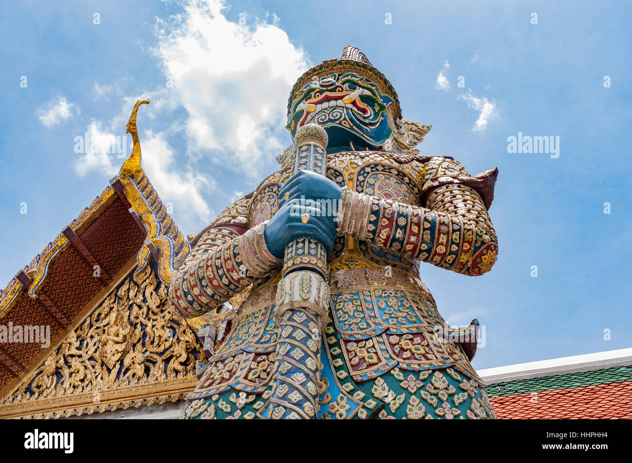 Ein Detail von einem Krieger (Yaksha) Wache draußen ein wichtiges Gebäude am Wat Phra Kaew im Grand Palace in Bangkok. Stockfoto