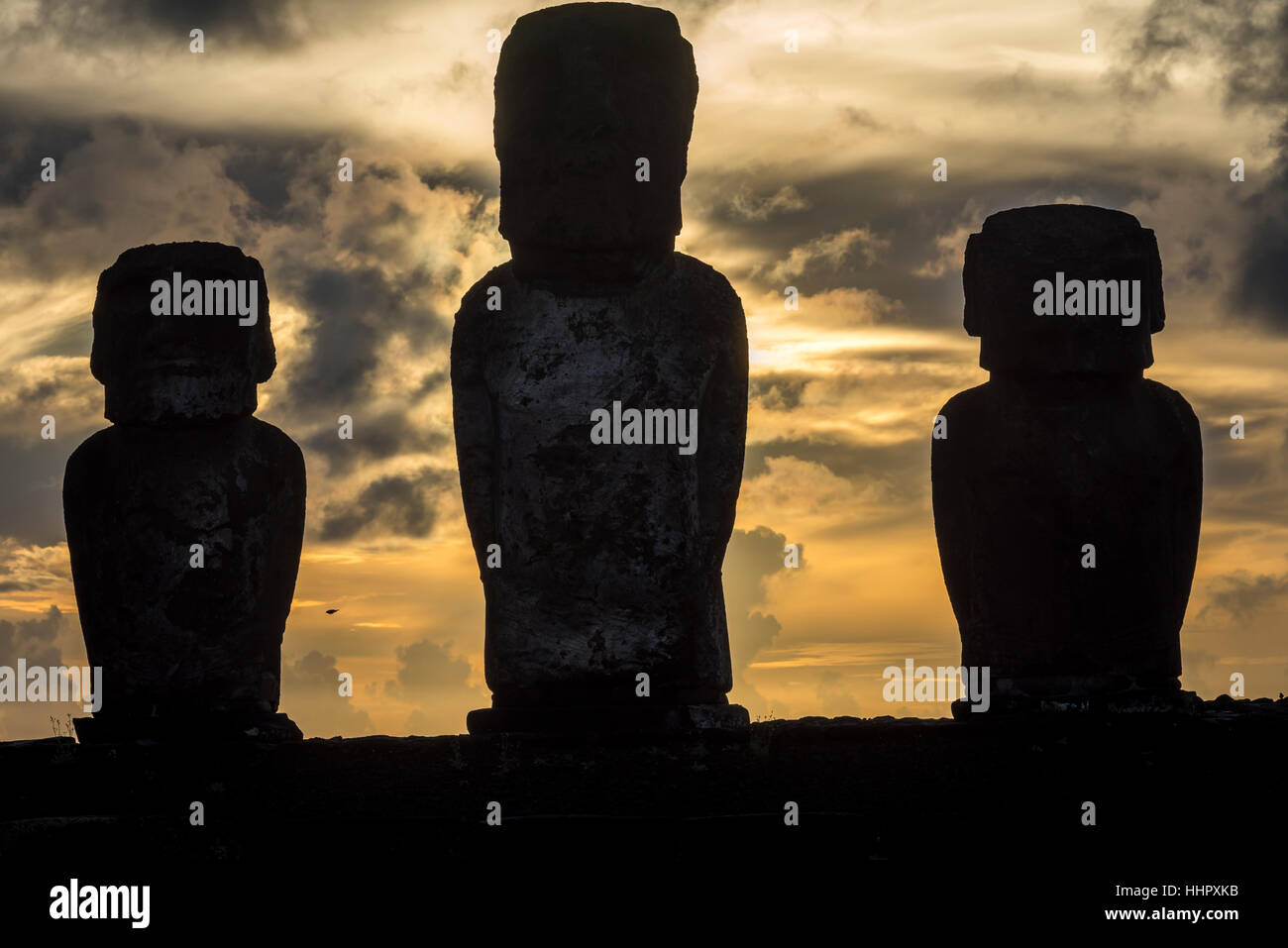 Sonnenaufgang am Moai auf Tongariki zeremonielle Plattform in Ostern Island.Tongariki ist die größte Plattform (Ahu) mit 15 Moai (Statuen) Stockfoto