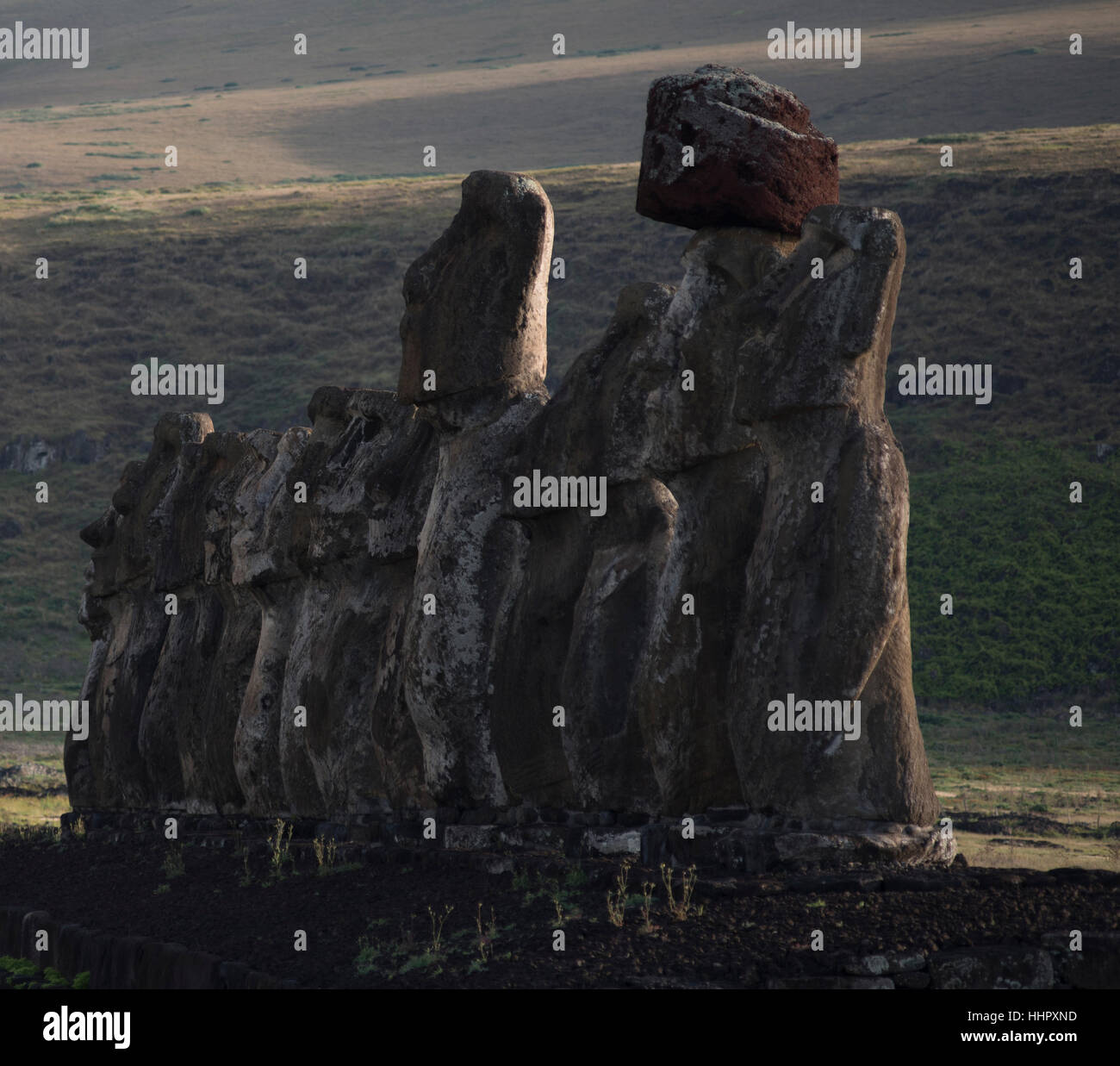 Sonnenaufgang auf der Moai auf Tongariki zeremonielle Plattform in Ostern Island.Tongariki ist die größte Plattform (Ahu) mit 15 Moai (Statuen) Stockfoto