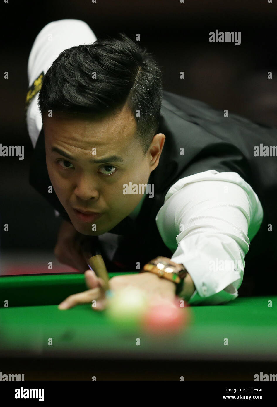 London, UK. 19. Januar 2017. Marco Fu aus Hong Kong konkurriert im Viertelfinalspiel mit Mark Allen Nordirlands an Snooker Masters 2017 im Alexandra Palace in London. Fu gewann 6: 2. Bildnachweis: Tim Irland/Xinhua/Alamy Live-Nachrichten Stockfoto