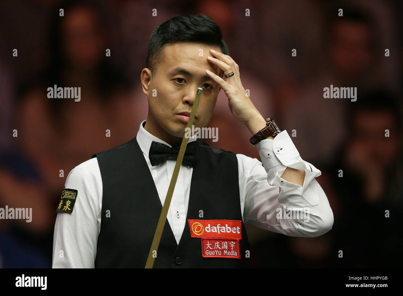 London, UK. 19. Januar 2017. Marco Fu aus Hong Kong reagiert während der Viertelfinalspiel mit Mark Allen Nordirlands an Snooker Masters 2017 im Alexandra Palace in London. Fu gewann 6: 2. Bildnachweis: Tim Irland/Xinhua/Alamy Live-Nachrichten Stockfoto