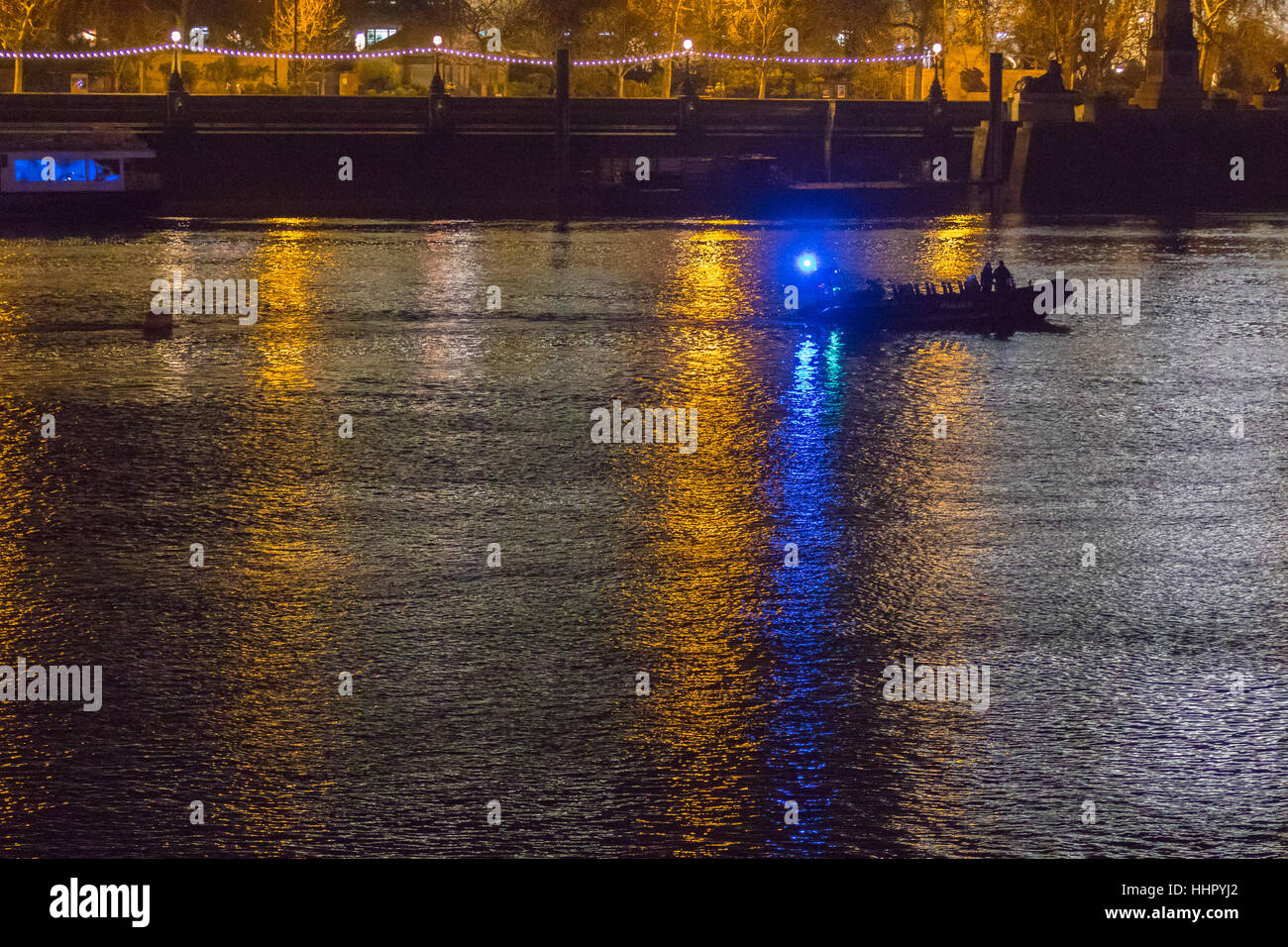 London, UK. 20. Januar 2017. Bombe Entsorgungsexperten von der Royal Navy am Victoria Embankment zu entschärfen und ein Blindgänger entdeckt zwischen Hungerford Bridge und Westminster Bridge, in der Nähe der Houses of Parliament, von Ingenieuren in der Themse zu entfernen. Mit einer Schwimmhilfe an der Bombe befestigt wird es auf dem Fluss hinter einer Polizei RIB geschleppt. Bildnachweis: Paul Davey/Alamy Live-Nachrichten Stockfoto