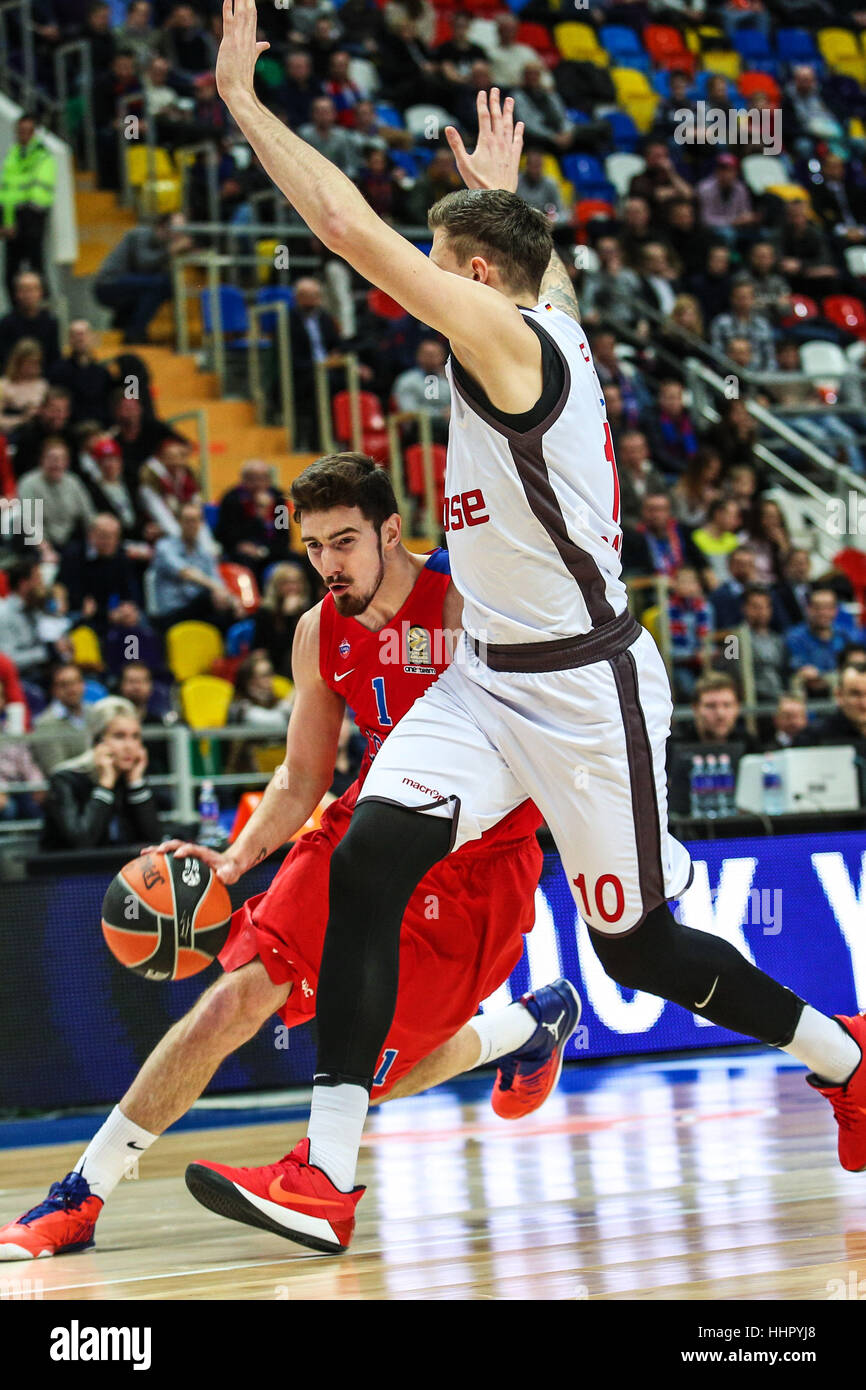 Moskau, Russland. 19. Januar 2017. Nando De Colo (L) von ZSKA Moskau Russland durchbricht während der Euroleague Basketball Spiel gegen Brose Bamberg Deutschland in Moskau, Russland. CSKA gewann 85-64. Bildnachweis: Evgeny Sinitsyn/Xinhua/Alamy Live-Nachrichten Stockfoto