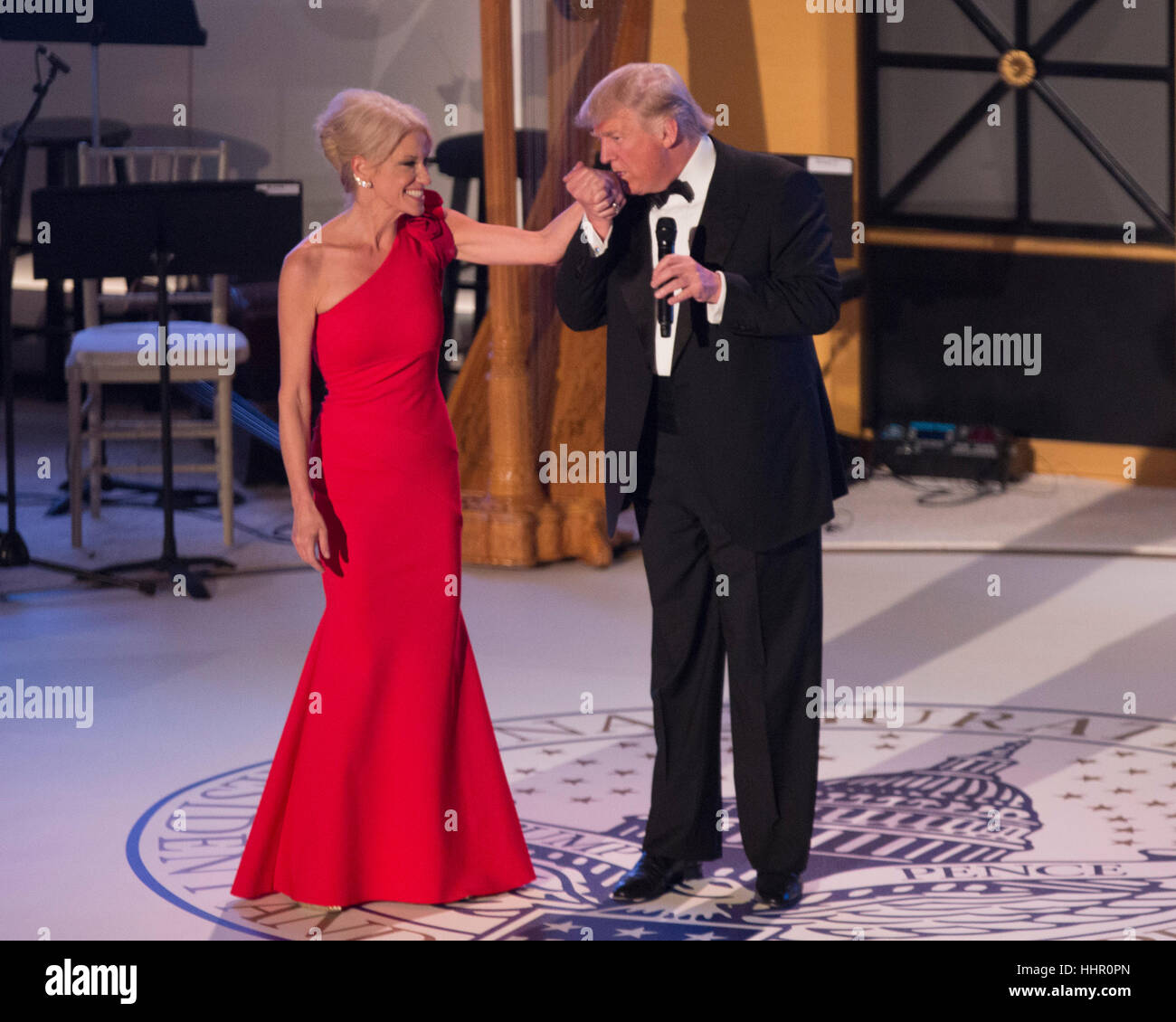 Washington, DC, USA. 19. Januar 2017. Gewählter Präsident der Vereinigten Staaten Donald J. Trump küsst die Hand von seinem Wahlkampfmanager Kellyanne Conway bei "Kerzenlicht" Spender in Washington, DC zu danken. Bildnachweis: Chris Kleponis/Pool über CNP/MediaPunch/Alamy Live News Stockfoto