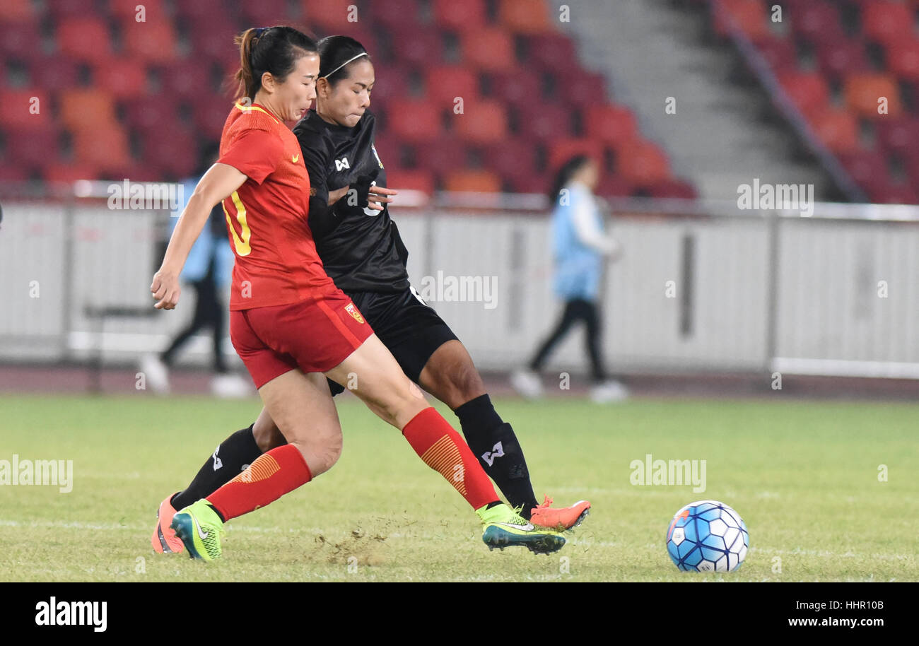 Foshan, China. 19. Januar 2017. ** REDAKTIONELLEN GEBRAUCH BESTIMMT. CHINA OUT ** entsprechen die chinesischen Frauen Team Niederlagen Thailand Frauen Nationalmannschaft bei der Fußball in Foshan, Guangdong Süd-China. Bildnachweis: SIPA Asien/ZUMA Draht/Alamy Live-Nachrichten Stockfoto