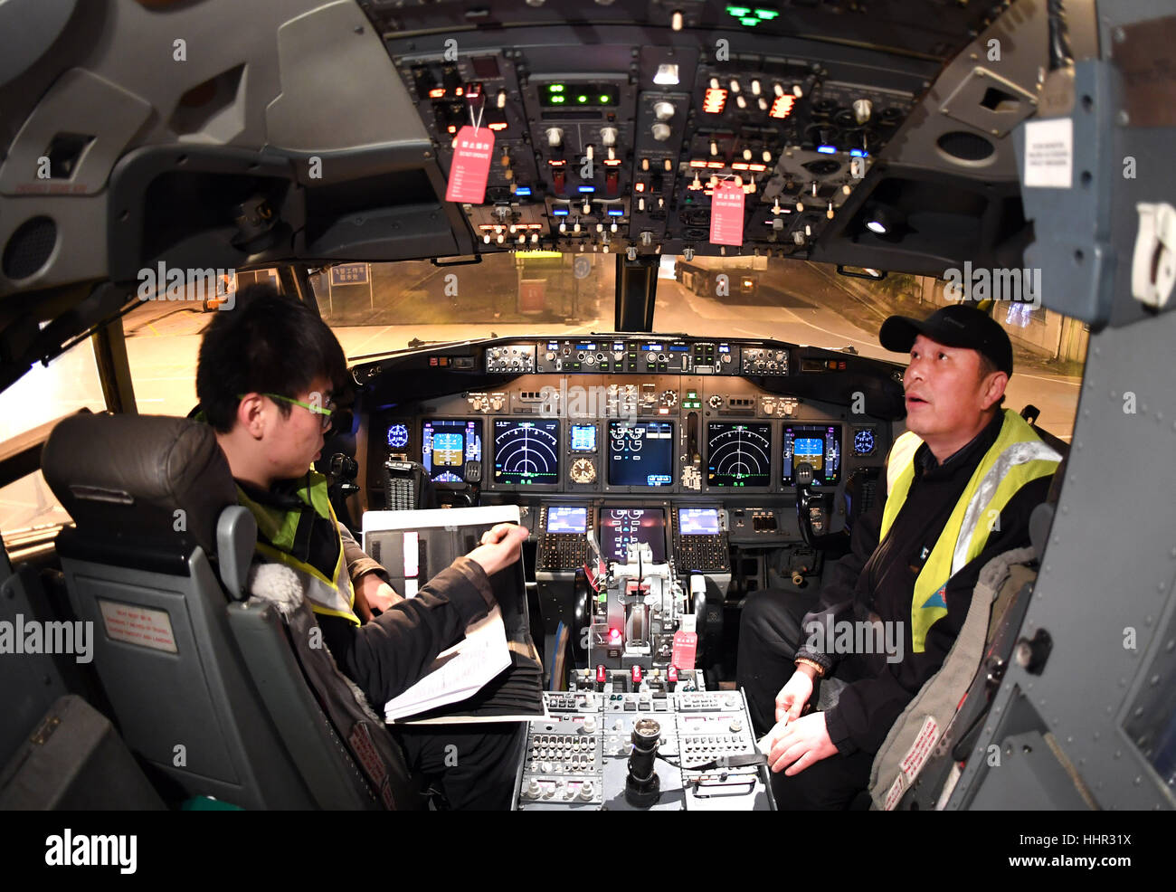 (170120)--WUHAN, 20. Januar 2017 (Xinhua)--Mechaniker der China Southern Airlines prüfen ein Flugzeug in Wuhan, der Hauptstadt der Provinz Zentral-China-Hubei, 20. Januar 2017. Um sicherzustellen, dass die Safty und Effizienz der Flüge in den Frühling-Festivel Rush Reisen, wurden die Mechaniker der China Southern Airlines arbeiten Tag und Nacht, die Flugzeuge zu untersuchen, da begann die Reise Eile. (Xinhua/Cheng Min) (Xzy) Stockfoto