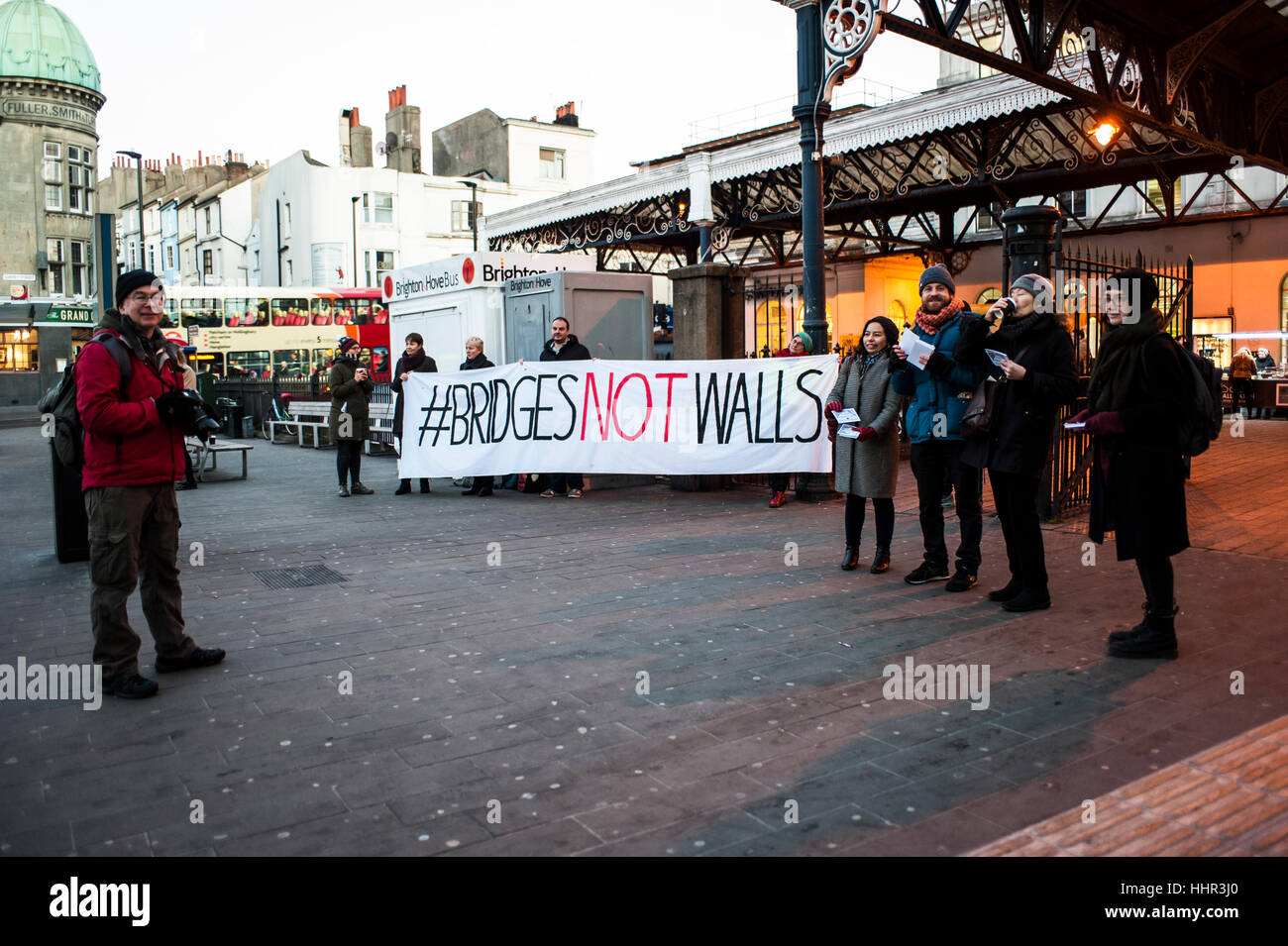 Brighton, England, Vereinigtes Königreich. 20. Januar 2017. Brighton, East Sussex. 20. Januar 2017. Hunderte von Aktivisten in ganz Großbritannien und dem Rest der Welt senden eine friedliche Botschaft der Hoffnung und der Einheit mit Präsident Donald Trump Einweihung zusammenfallen. Die #BridgesNotWalls-Bewegung wurde von Trump es Wahl versprechen, eine Mauer zwischen den USA und Mexiko inspiriert. Im Bild; Lesben und Schwule Unterstützung der Migranten auf außerhalb zum Bahnhof von Brighton zu überbrücken haben Banner entfernt, und mit Caroline Lucas MP vor Bahnhof. Bildnachweis: Francesca Moore/Alamy Live-Nachrichten Stockfoto