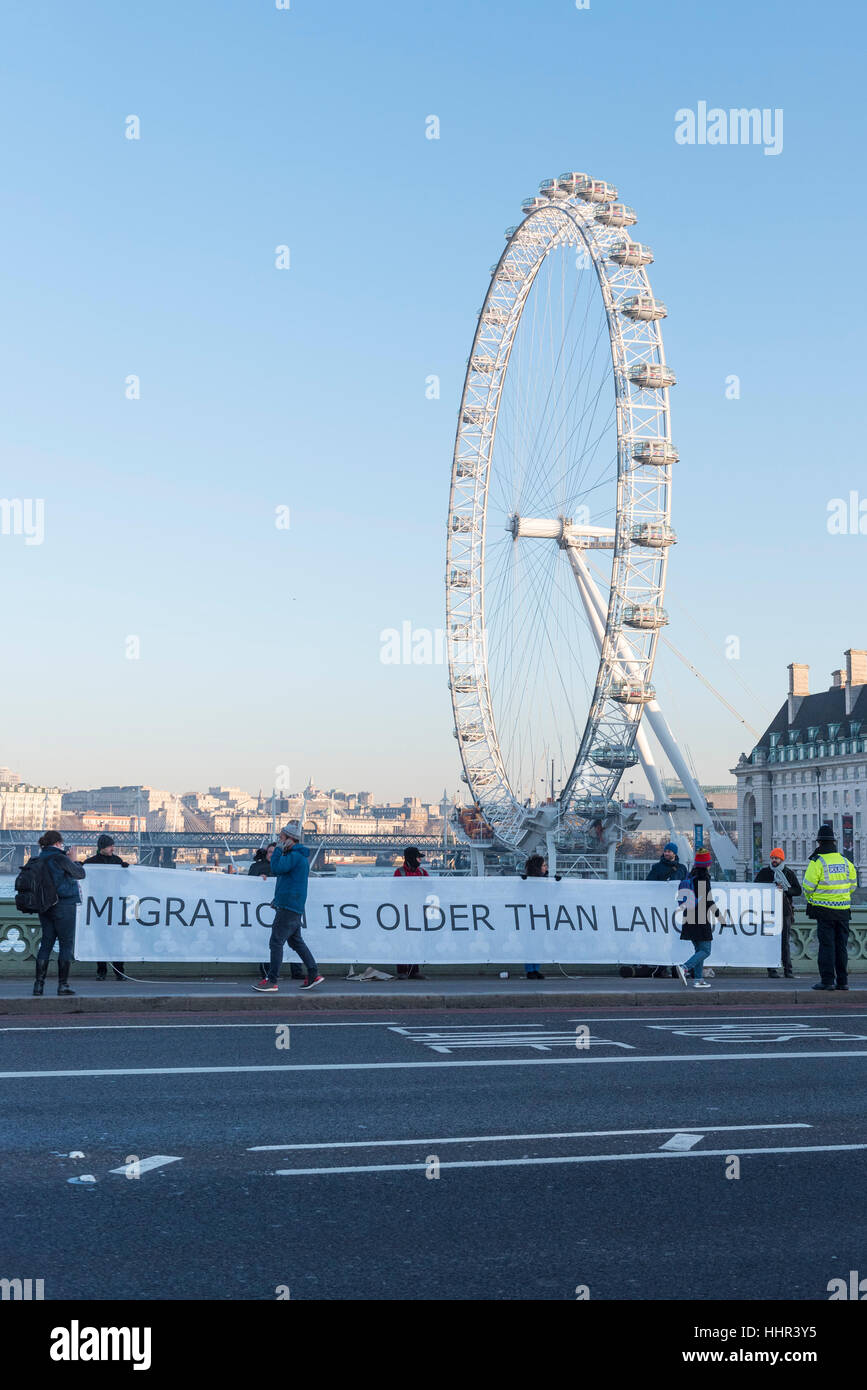London, UK.  20. Januar 2017.  Aktivisten auf Westminster Bridge nehmen Teil in eine weltweite Veranstaltung namens "Brücken nicht Wände" am Tag der Einweihung von Donald Trump als US-Präsident, Solidarität und Widerstand gegen die rechtsextreme Politik aus westlichen Demokratien äußern.  In London haben Banner auf den Brücken über den Fluss Themse hing. © Stephen Chung / Alamy Live News Stockfoto