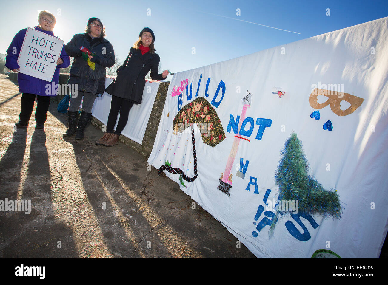 Abingdon Oxfordshire, Vereinigtes Königreich. 20. Januar 2017. Abingdon MoreinCommon Gruppe hängen Banner von Abingdon Brücke im Rahmen der Brücken nicht Wände Kampagne am Tag der Amtseinführung von US-von Donald Trump. l-r: Anne Dodd, Jenny Hecken mit Veranstalter Emma Beacham Credit: Damian Halliwell/Alamy Live News Stockfoto