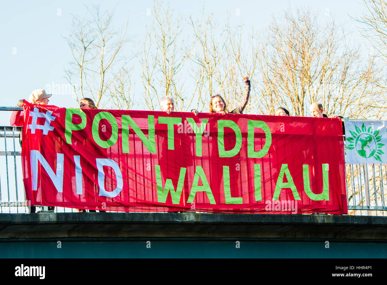 Freitag, 20. Januar 2017, Aberystwyth Wales UK bauen Brücken nicht Wände: um 11:00 am Freitag, 20. Januar 2017 Menschen enthüllen Banner auf der Fußgängerbrücke über die Hauptstraße in Aberystwyth als Bestandteil der UK-weiten Banner Tropfen aus Brücken quer durch das Land, am Tag, die Donald Trump ist zum neuen Präsidenten der Vereinigten Staaten eröffnet.    Nach Angaben der Organisatoren, sie wollen ", eine einfache, hoffnungsvolle und unverwechselbare Nachricht senden. Wir bauen Brücken, keine Mauern, zu einer friedlicheren und gerechteren Welt von Unterdrückung und Hass zu befreien."   Foto: Keith Morris / Alamy Live NewsBuo Stockfoto