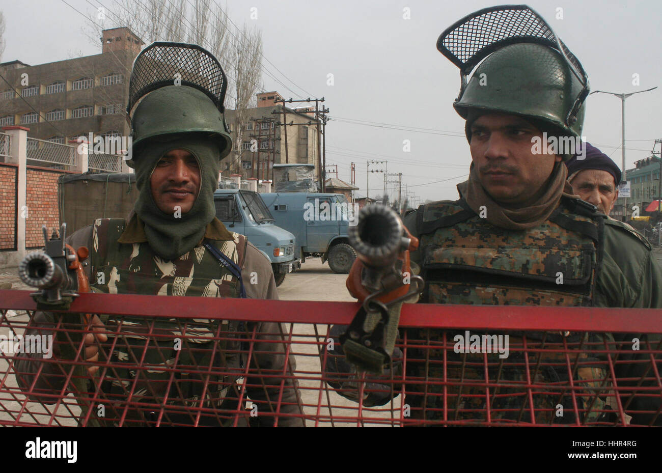 Srinagar, indische verabreicht Kaschmir. 20. Januar 2017.Indian zentrale Reserve Police Force (CRPF) Soldaten bewachen. Sicherheit hat in Jammu und Kaschmir vor Indiens Unabhängigkeitstag am 26. Januar verschärft worden. Bildnachweis: Sofi Suhail/Alamy Live-Nachrichten Stockfoto