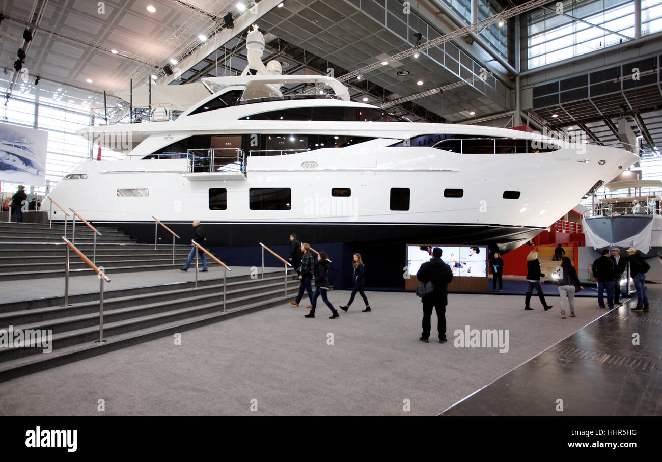 Boot Düsseldorf 2017 - die weltweit größte Segel- und Wasser Sport-Ausstellung.  Der Star ist die Prinzessin 30M, die größte und teuerste Luxusyacht auf der Messe. Stockfoto