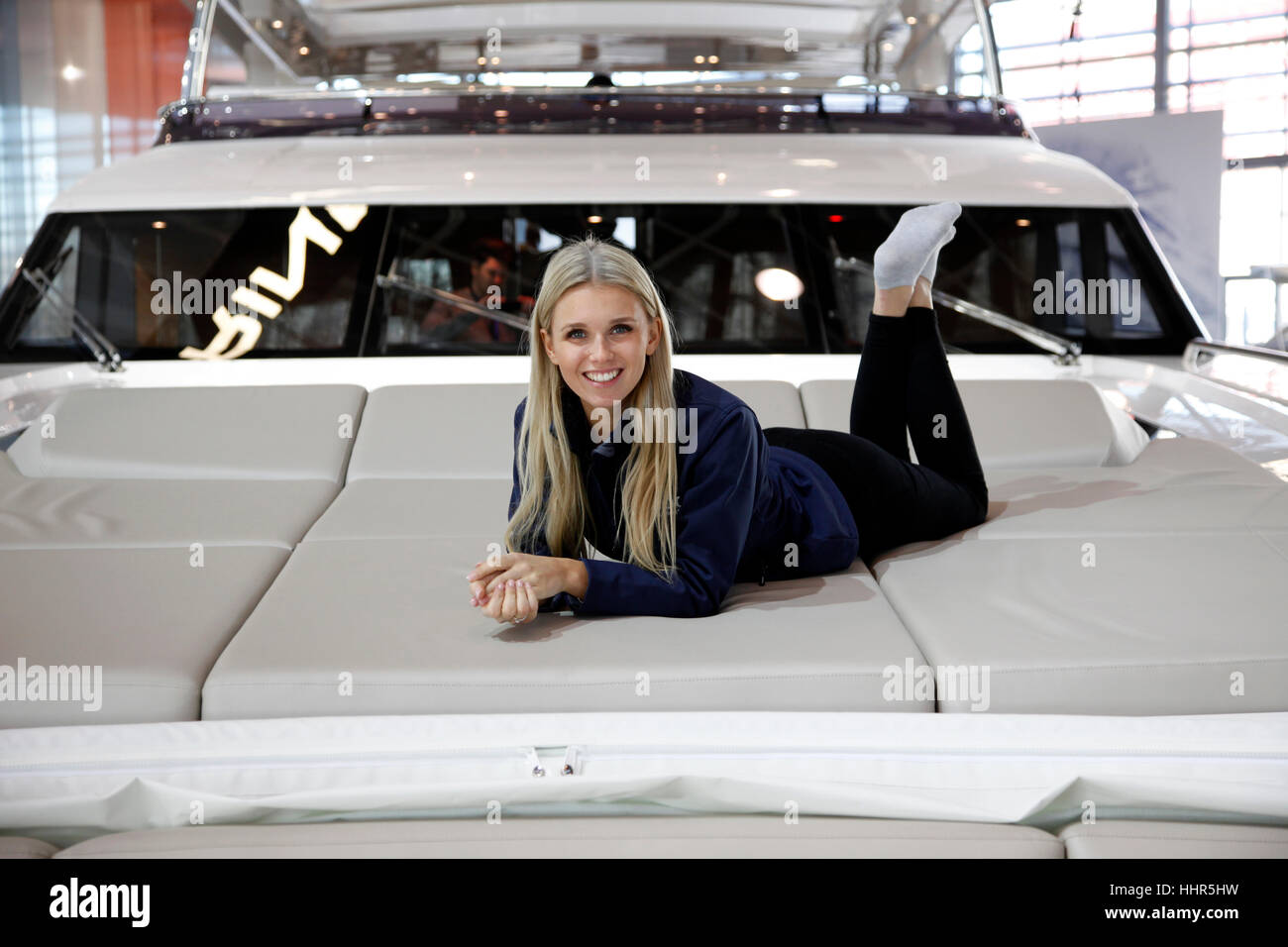Boot Düsseldorf 2017 - die weltweit größte Segel- und Wasser Sport-Ausstellung.  Der Star ist die Prinzessin 30M, die größte und teuerste Luxusyacht auf der Messe. Scarlett (23) auf dem Sonnendeck. Stockfoto