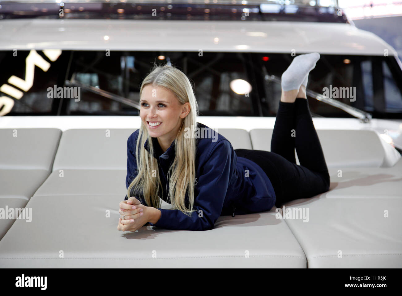 Boot Düsseldorf 2017 - die weltweit größte Segel- und Wasser Sport-Ausstellung.  Der Star ist die Prinzessin 30M, die größte und teuerste Luxusyacht auf der Messe. Scarlett (23) auf dem Sonnendeck. Stockfoto