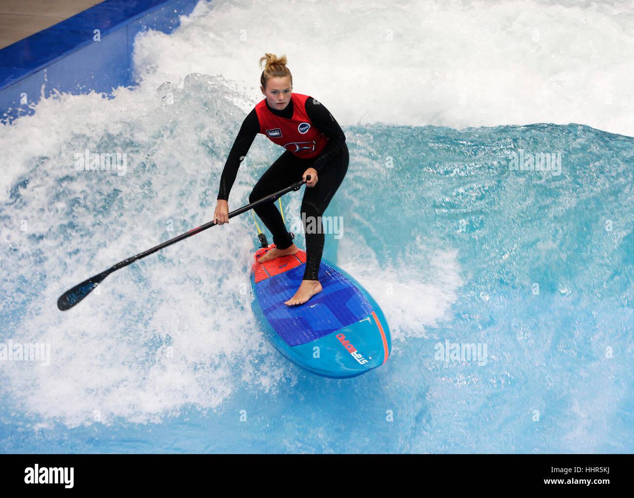 Boot Düsseldorf 2017 - die weltweit größte Segel- und Wasser Sport-Ausstellung. DIE Welle ist die Attraktion in der Surfer-Dorf. SUP-Racing Champion Fiona Wylde (19) zeigt ihre Fähigkeiten. Stockfoto