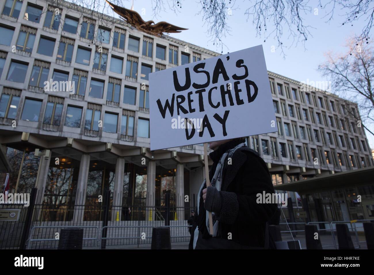 London, UK. 20. Januar 2017. Anti-Trump Protest U.S. Botschaft, Grosvenor Square, London, UK. Diese Abende Protest gegen die Eröffnung der US-Präsident Donald Trump außerhalb der London US-Botschaft Stockfoto