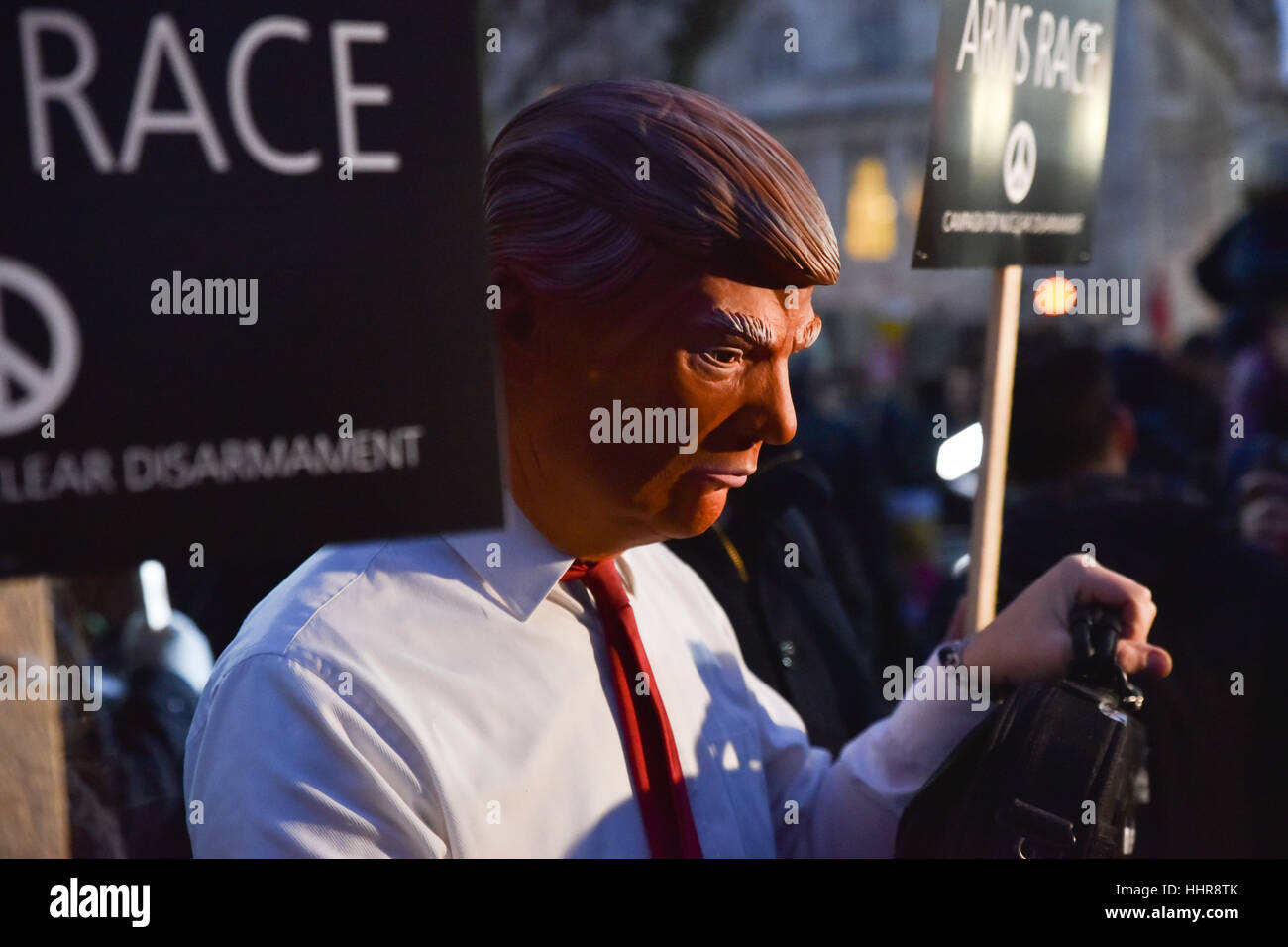 Grosvenor Square, London, UK. 20. Januar 2017. Demonstranten vor der amerikanischen Botschaft gegen Donald Trump. Bildnachweis: Matthew Chattle/Alamy Live-Nachrichten Stockfoto