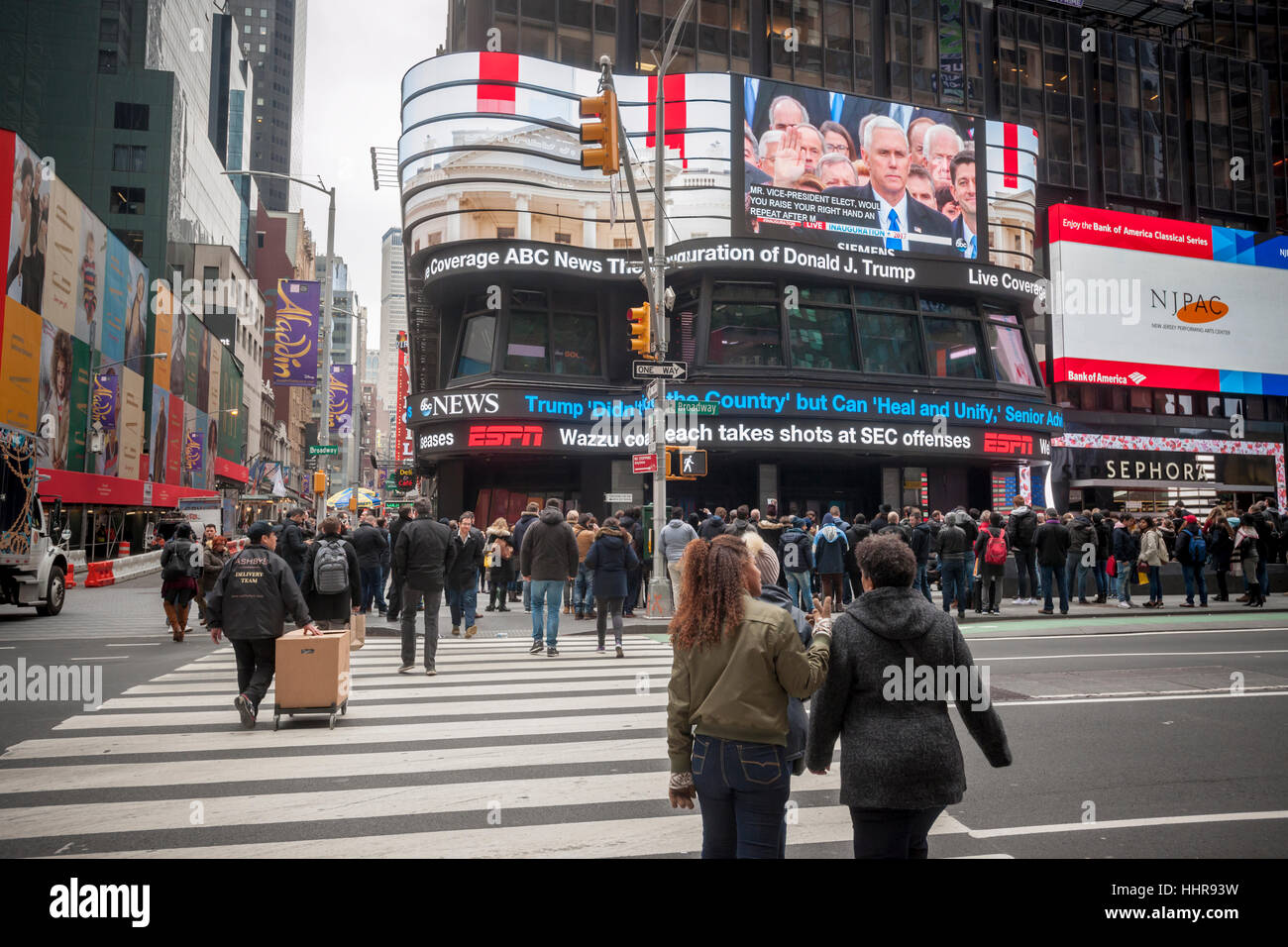 New York, USA. 20. Januar 2017. Besucher zum Times Square in New York anzeigen Mike Pence als Vize-Präsident vereidigt bei der Einweihung des Donald Trump als 45. Präsident der Vereinigten Staaten, auf Freitag, 20. Januar 2017 auf ABC Fernsehen Großleinwand gezeigt. Bildnachweis: Richard Levine/Alamy Live-Nachrichten Stockfoto