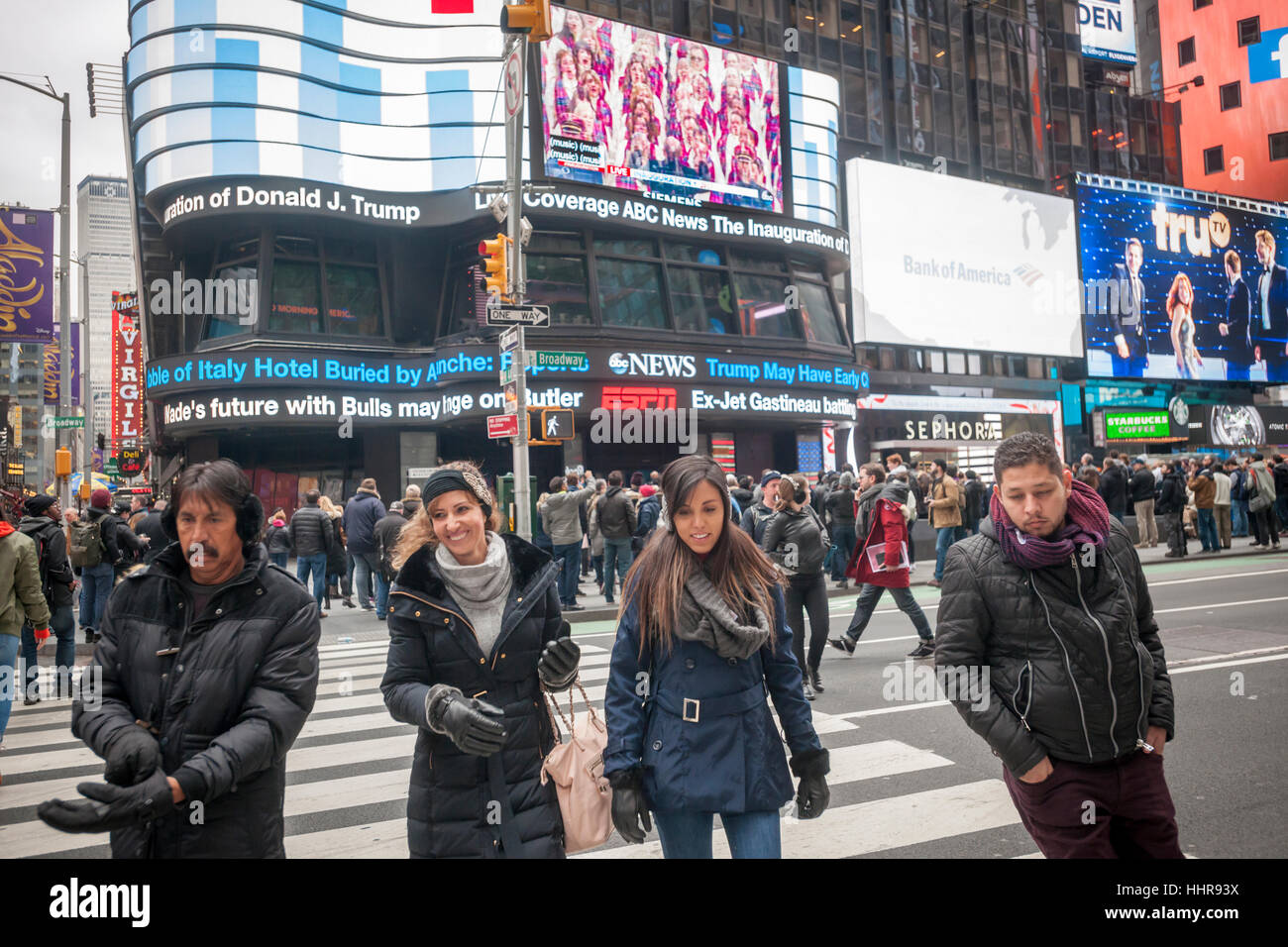 New York, USA. 20. Januar 2017. Besucher zum Times Square in New York anzeigen die Einweihung von Donald Trump als 45. Präsident der Vereinigten Staaten auf Großleinwand ABC Fernsehen auf Freitag, 20. Januar 2017. Bildnachweis: Richard Levine/Alamy Live-Nachrichten Stockfoto