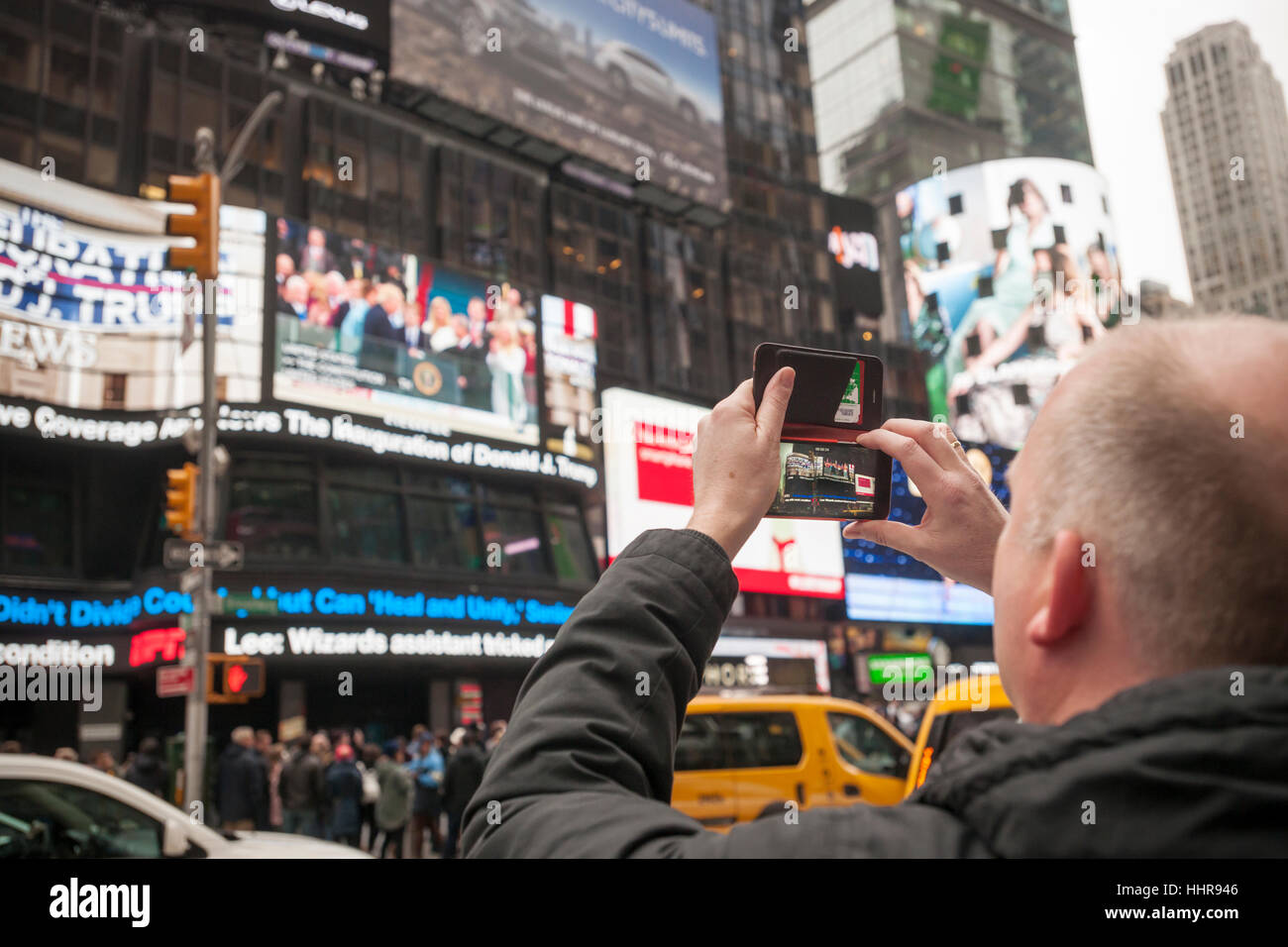 New York, USA. 20. Januar 2017. Besucher zum Times Square in New York anzeigen die Einweihung von Donald Trump als 45. Präsident der Vereinigten Staaten auf Großleinwand ABC Fernsehen auf Freitag, 20. Januar 2017. Bildnachweis: Richard Levine/Alamy Live-Nachrichten Stockfoto