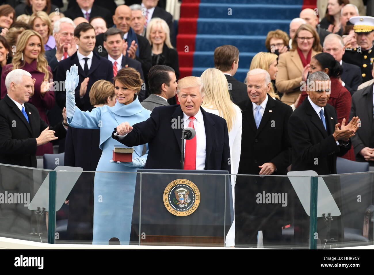 Washington DC, USA. 20. Januar 2017. Präsident Donald J. Trump Wellen nach der Eid des Amtes bei der Einweihung am 20. Januar 2017 in Washington, DC Trump wurde der 45. Präsident der Vereinigten Staaten. Bildnachweis: MediaPunch Inc/Alamy Live-Nachrichten Stockfoto
