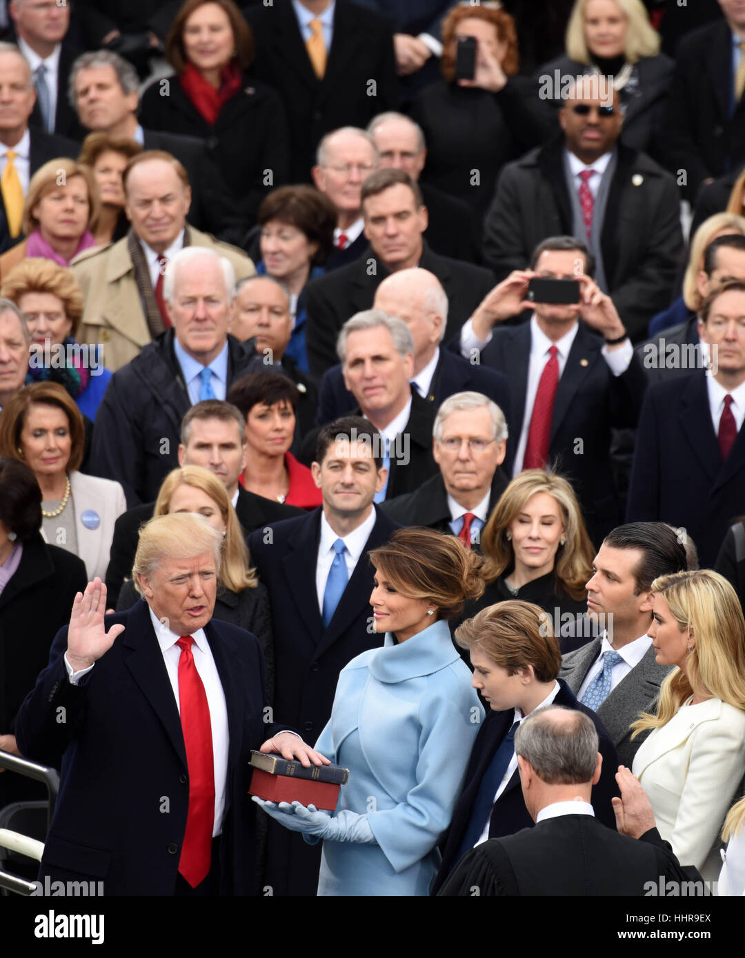 Washington, USA. 20. Januar 2017. US-Präsident Donald Trump(1st L, first row) nimmt den Amtseid während der feierlichen Amtseinführung auf das Kapitol in Washington, DC, USA, am 20. Januar 2017. Donald Trump wurde am Freitag, als der 45. Präsident der Vereinigten Staaten vereidigt. Bildnachweis: Yin Bogu/Xinhua/Alamy Live-Nachrichten Stockfoto