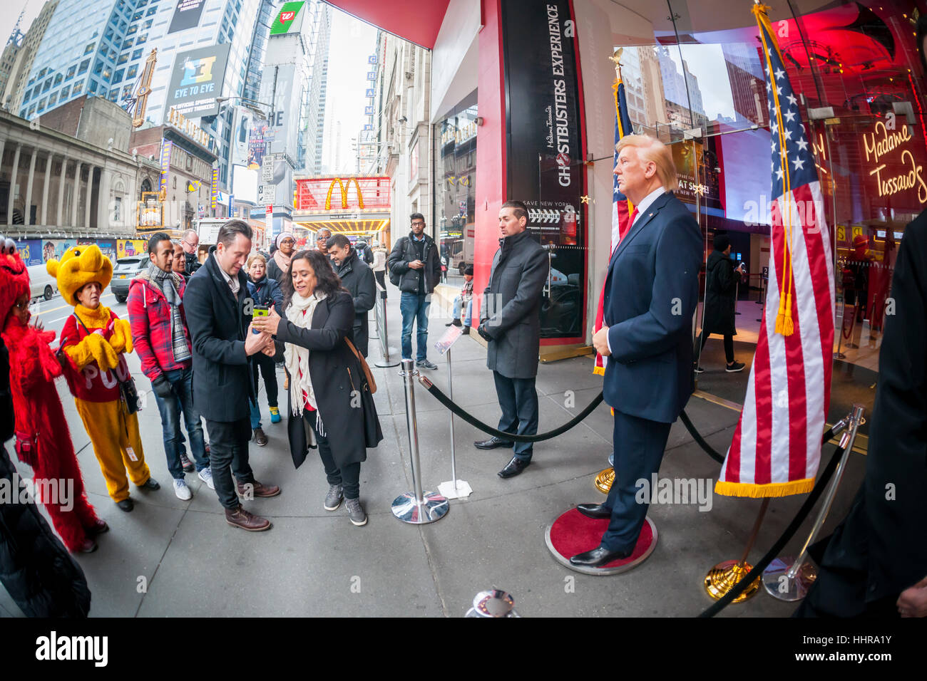 New York, USA. 20. Januar 2017. Touristen posieren für Fotos mit eine Wachsfigur von Präsident Donald Trump vor Madame Tussauds Wachsfigurenkabinett am Times Square nach der Einweihung des Trump als 45. Präsident der Vereinigten Staaten auf Freitag, 20. Januar 2017. (© Richard B. Levine) Bildnachweis: Richard Levine/Alamy Live-Nachrichten Stockfoto