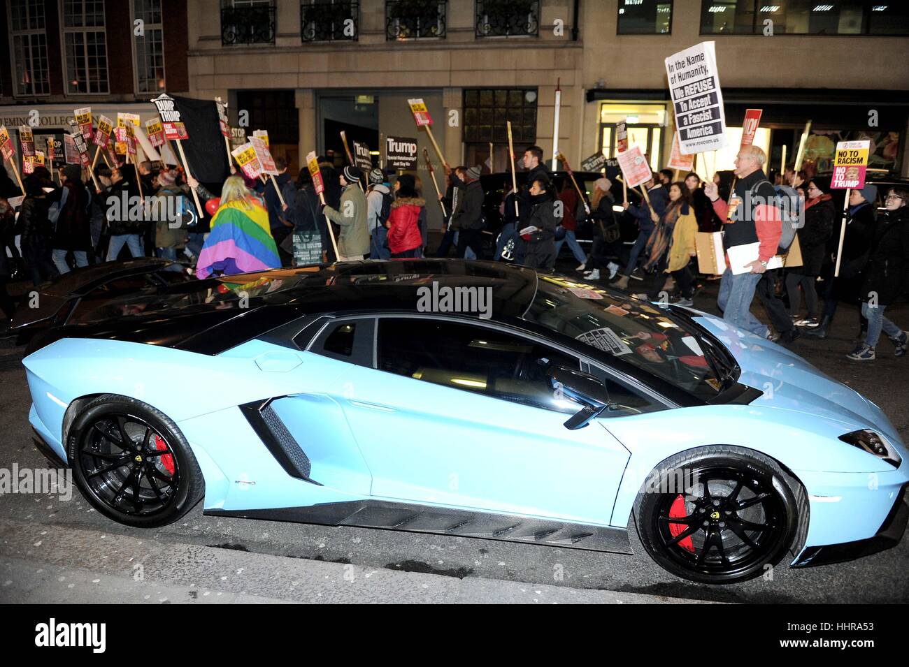 London, UK. 20. Januar 2017. Donald Trump Protest geht auf einen inoffiziellen Marsch durch London von der US-Botschaft in London, UK-Credit: Dorset Media Service/Alamy Live News Stockfoto