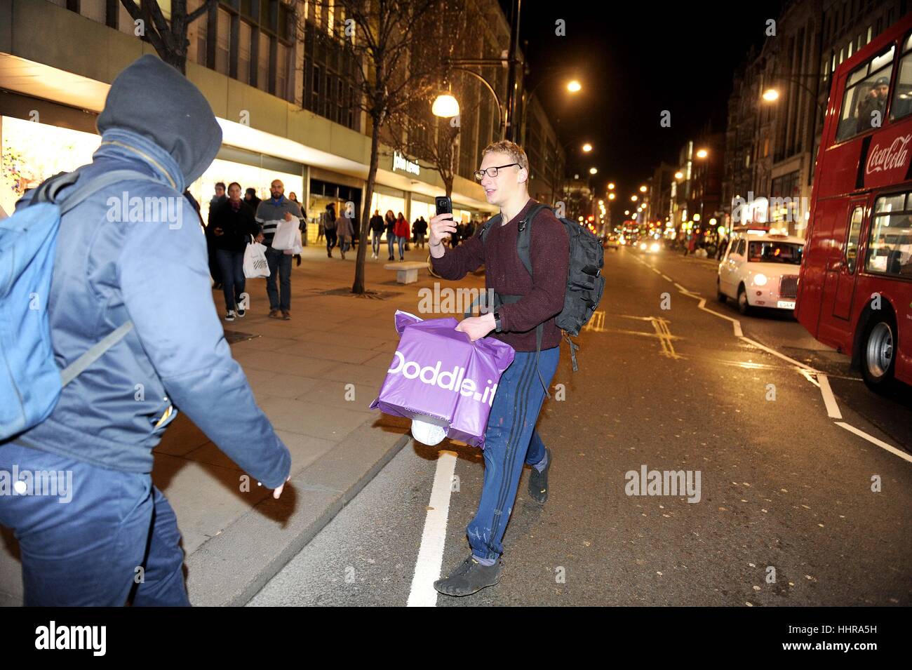 London, UK. 20. Januar 2017. Pro Trump Unterstützer kämpft mit ein Demonstrant in der Oxford Street. Donald Trump Protest geht auf einen inoffiziellen Marsch durch London von der US-Botschaft in London, UK-Credit: Dorset Media Service/Alamy Live News Stockfoto