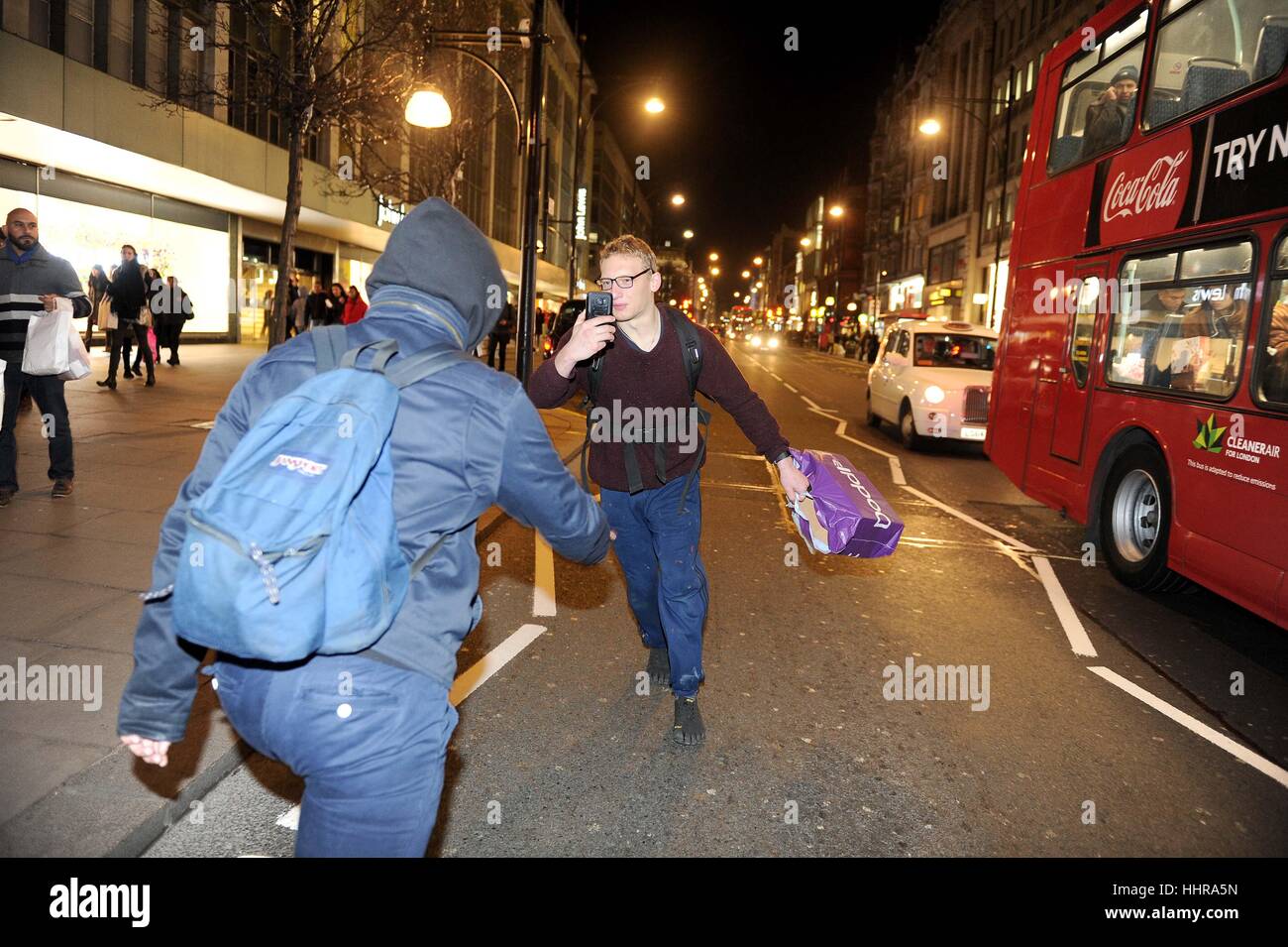 London, UK. 20. Januar 2017. Pro Trump Unterstützer kämpft mit ein Demonstrant in der Oxford Street. Donald Trump Protest geht auf einen inoffiziellen Marsch durch London von der US-Botschaft in London, UK-Credit: Dorset Media Service/Alamy Live News Stockfoto