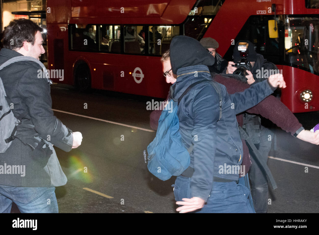 London, UK. 20. Januar 2017. Ein Handgemenge bricht zwischen Demonstranten bei der Anti-Trump-Rallye und März außerhalb der US-Botschaft in London. Bildnachweis: Ian Davidson/Alamy Live-Nachrichten Stockfoto