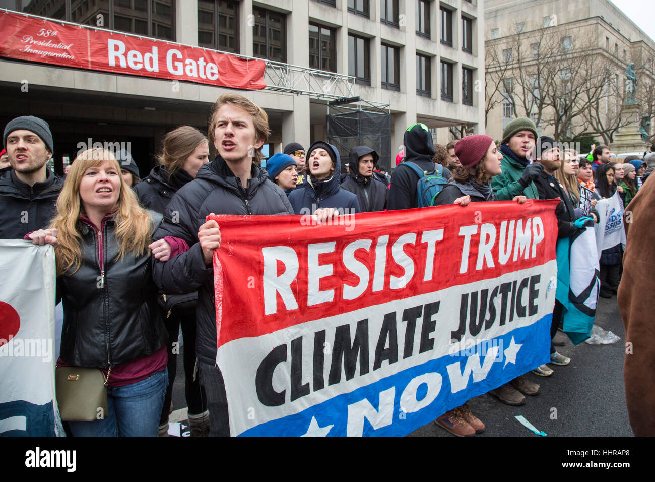 Washington, USA. 20. Januar 2017.  Demonstranten bei der Amtseinführung von Präsident Donald Trump. Klimagerechtigkeit Aktivisten blockiert man den Sicherheitskontrollen vor der Einweihung. Bildnachweis: Jim West/Alamy Live-Nachrichten Stockfoto