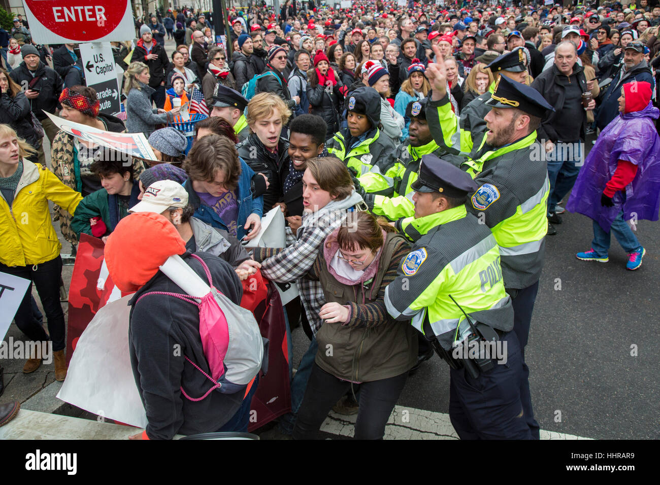 Washington, USA. 20. Januar 2017.  Polizei zurückschieben Demonstranten bei der Amtseinführung von Präsident Donald Trump. Die Demonstranten versuchten, den Sicherheitskontrollen zu blockieren. Bildnachweis: Jim West/Alamy Live-Nachrichten Stockfoto