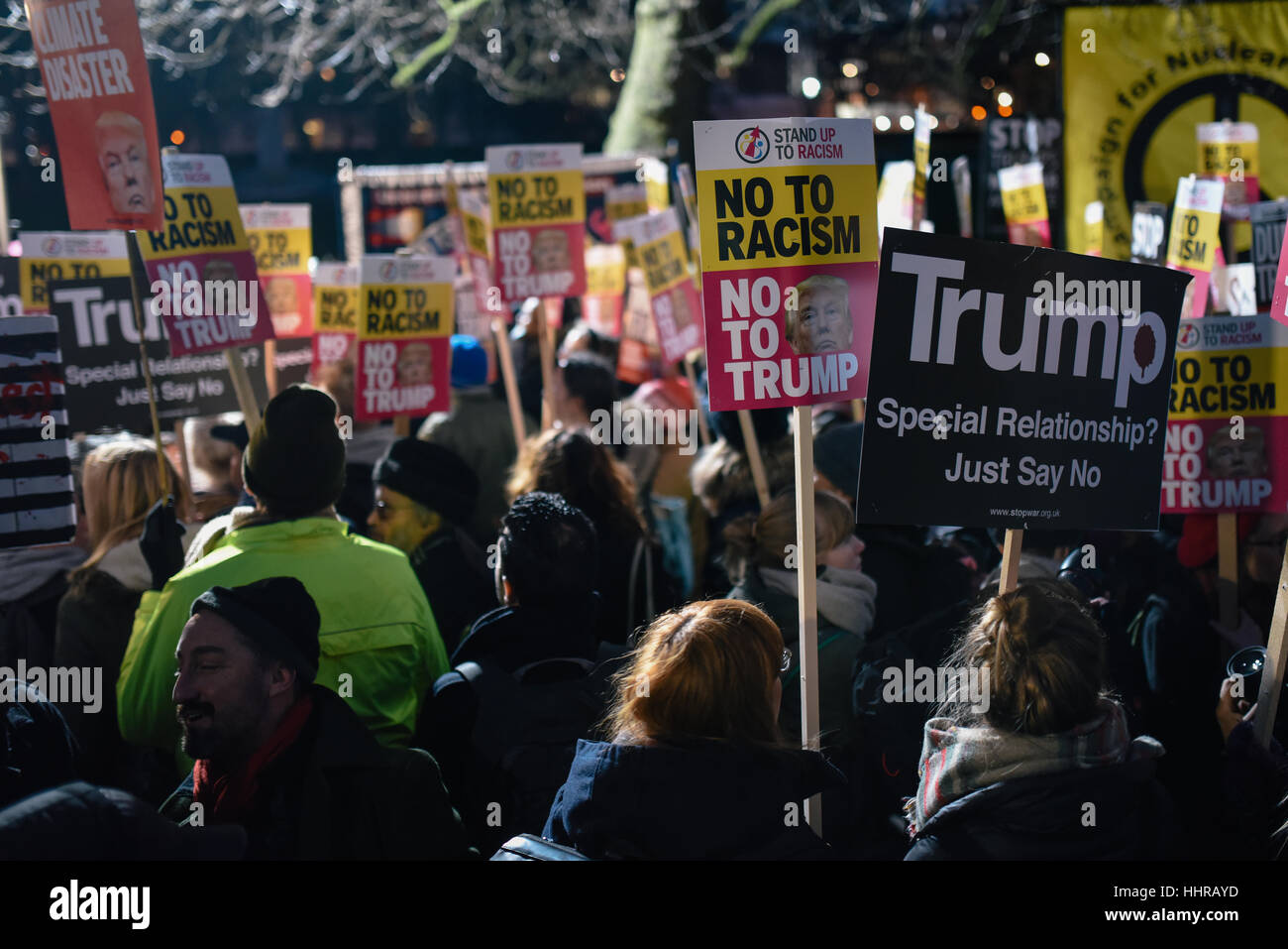 London, UK. 20. Januar 2017. Demonstranten versammelten sich vor der US-Botschaft in Grosvenor Square gegen Donald Trump Einweihung. Im Anschluss an die Kundgebung marschierten Demonstranten auf Oxford Straße und durch das West End. Bildnachweis: Jacob Sacks-Jones/Alamy Live-Nachrichten. Stockfoto