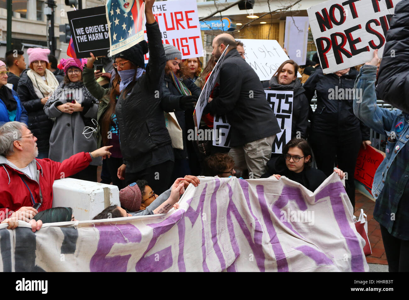 Washington DC, USA. Januar 20, 2017. Ein männlicher Zuschauer der Eröffnungsparade stürmt gewaltsam an einer Gruppe von Demonstranten vorbei, die einen Sicherheitskontrollpunkt zur Eröffnungsparade blockierten. Die Frauen, die unter der Zukunft organisiert sind, sind feministisch und kämpfen gegen Misogynie. Stockfoto